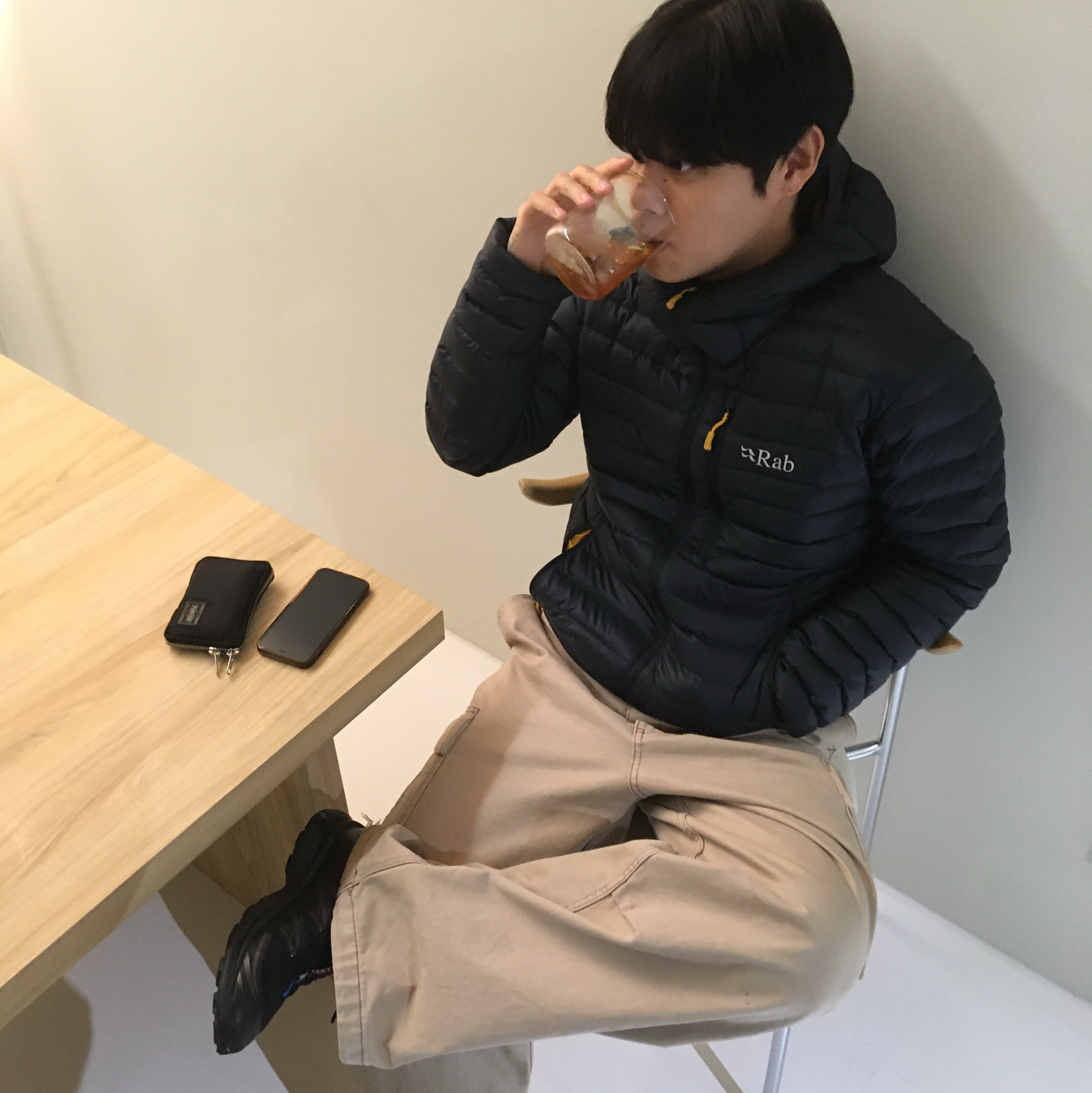 Rab Microlight Alpine Jacket Beluga 착용 스타일
