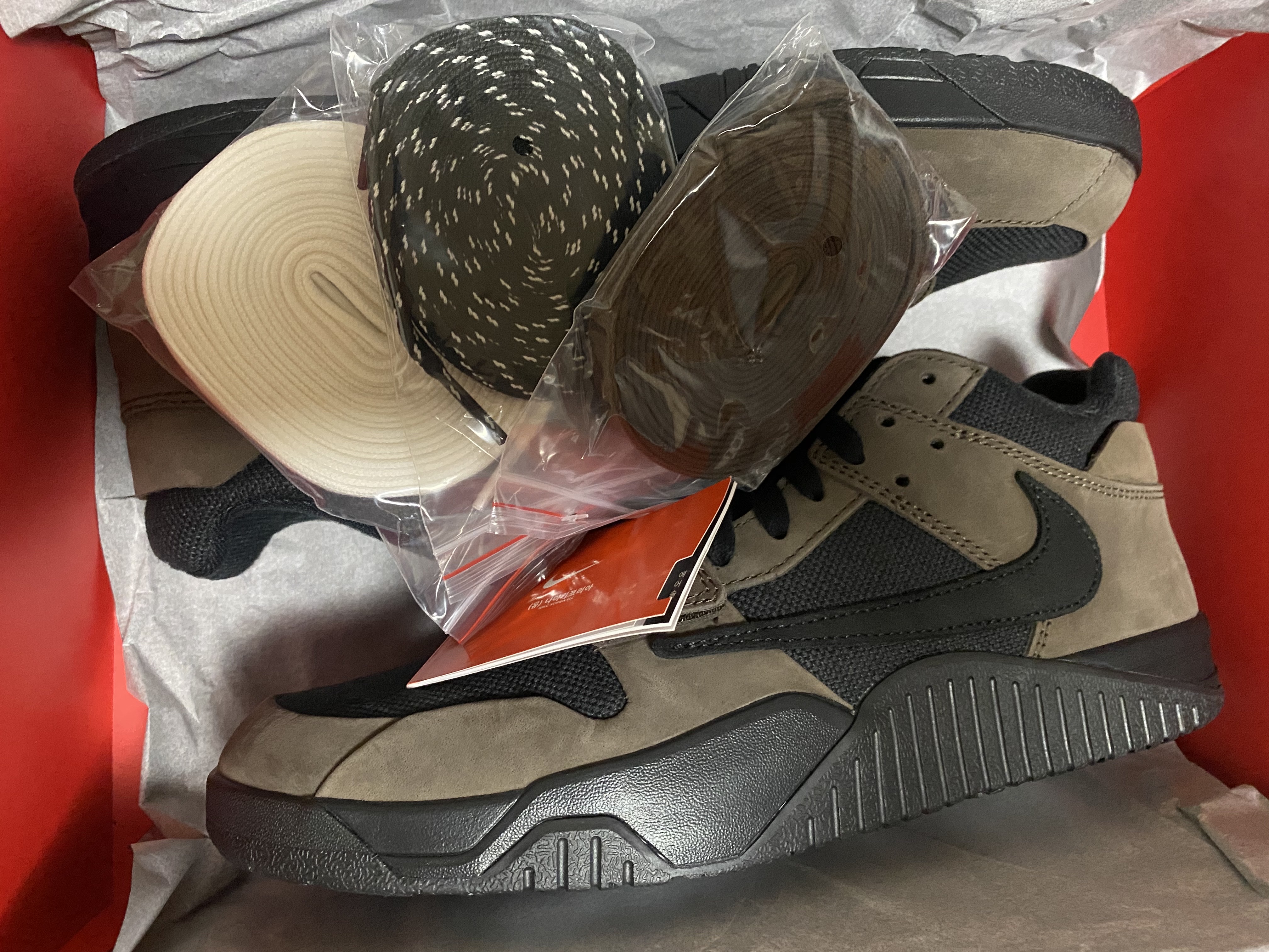 Jordan x Travis Scott Jumpman Jack TR Black and Dark Mocha 착용 스타일