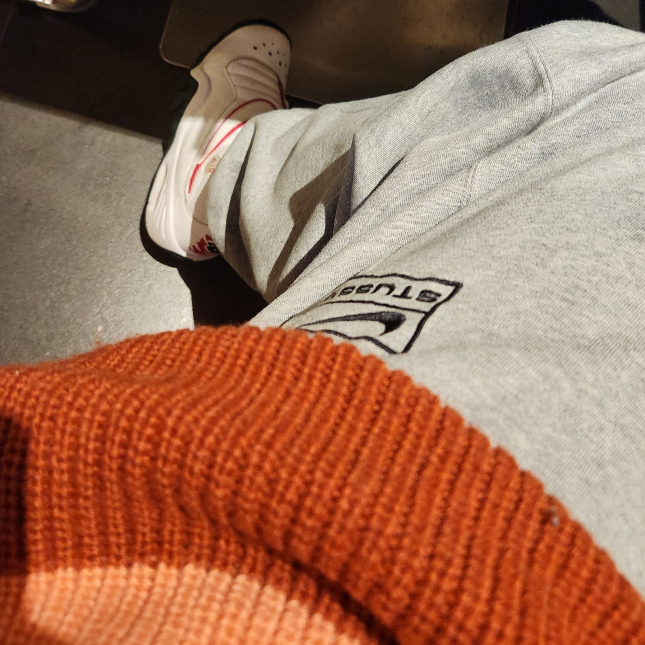 Nike Air Shake NDestrukt White Red, Nike x Stussy NRG RA Fleece Pants Dark Grey Heather (DJ9490-063) 착용 스타일 - 3