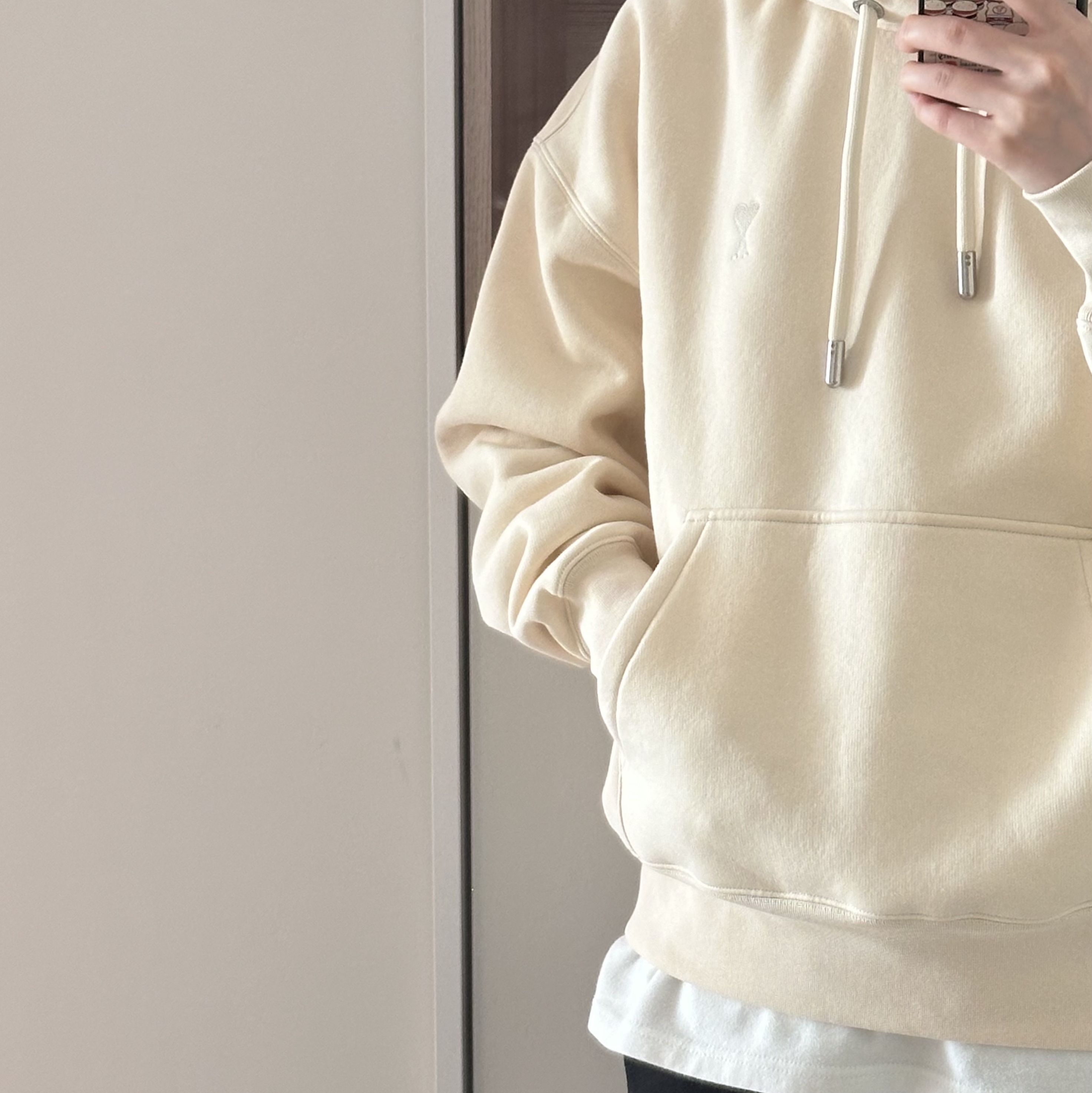 AMI de Coeur Hoodie Off White 착용 스타일 - 1