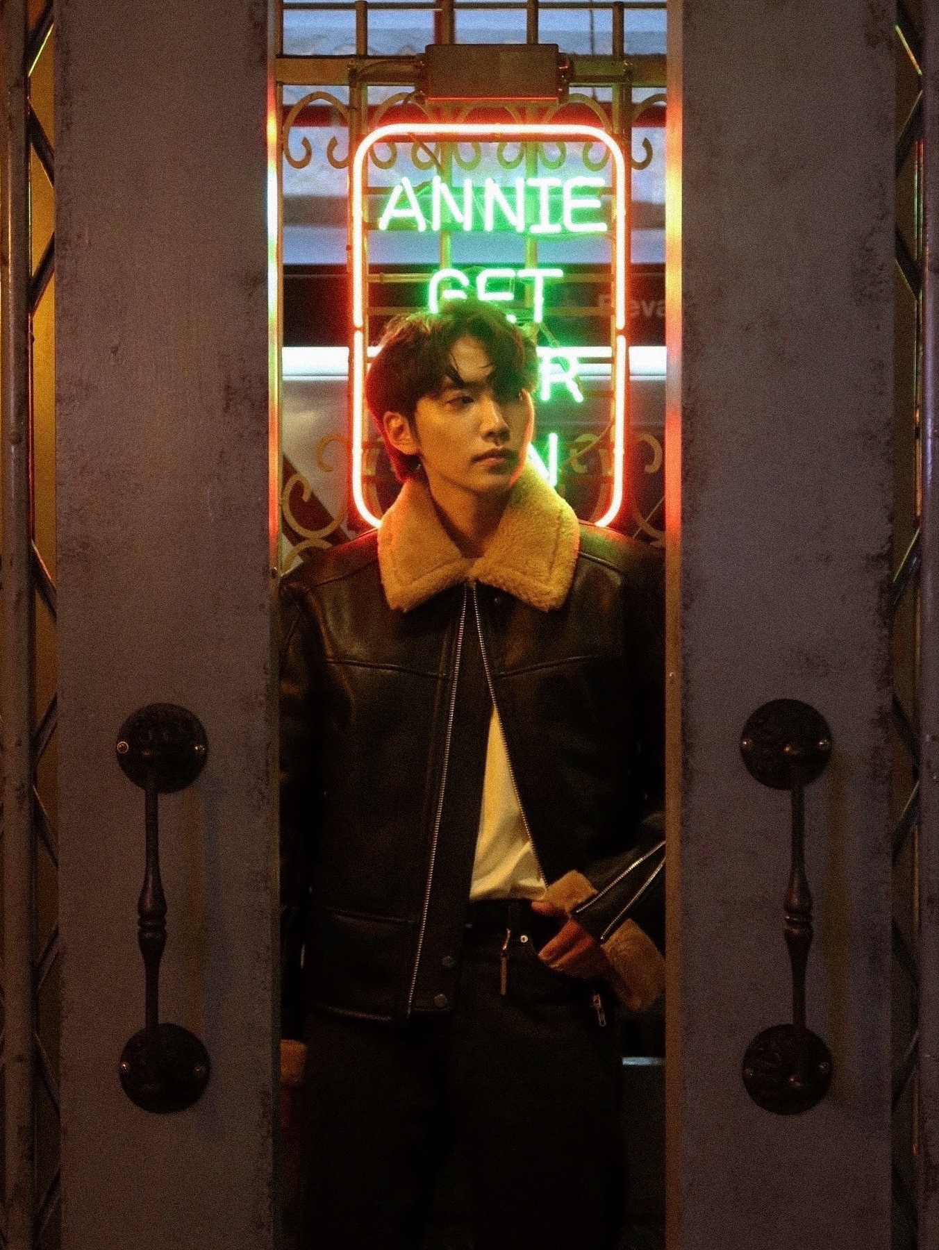 Haleine 3D Faux Shearling Crop Jacket Brown (VJ411), Haleine 3D Faux Shearling Crop Jacket Black (VJ410) 착용 스타일