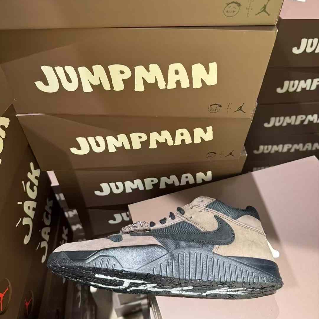 Jordan x Travis Scott Jumpman Jack TR Black and Dark Mocha 착용 스타일 - 1