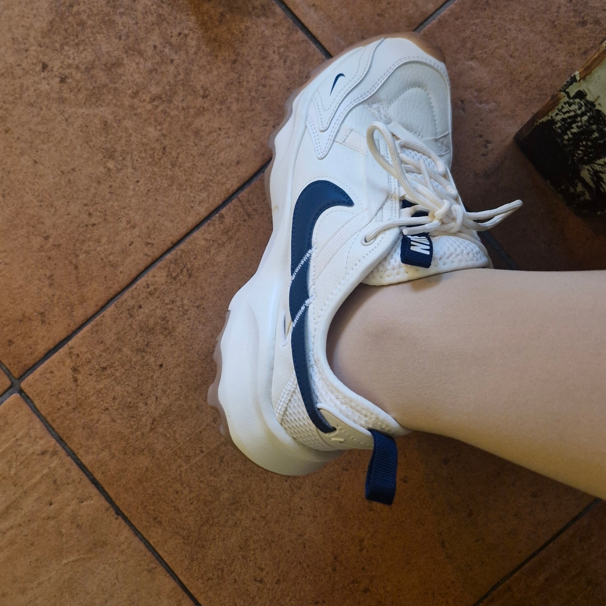 (W) Nike TC 7900 Pale Ivory Armory Navy 착용 스타일