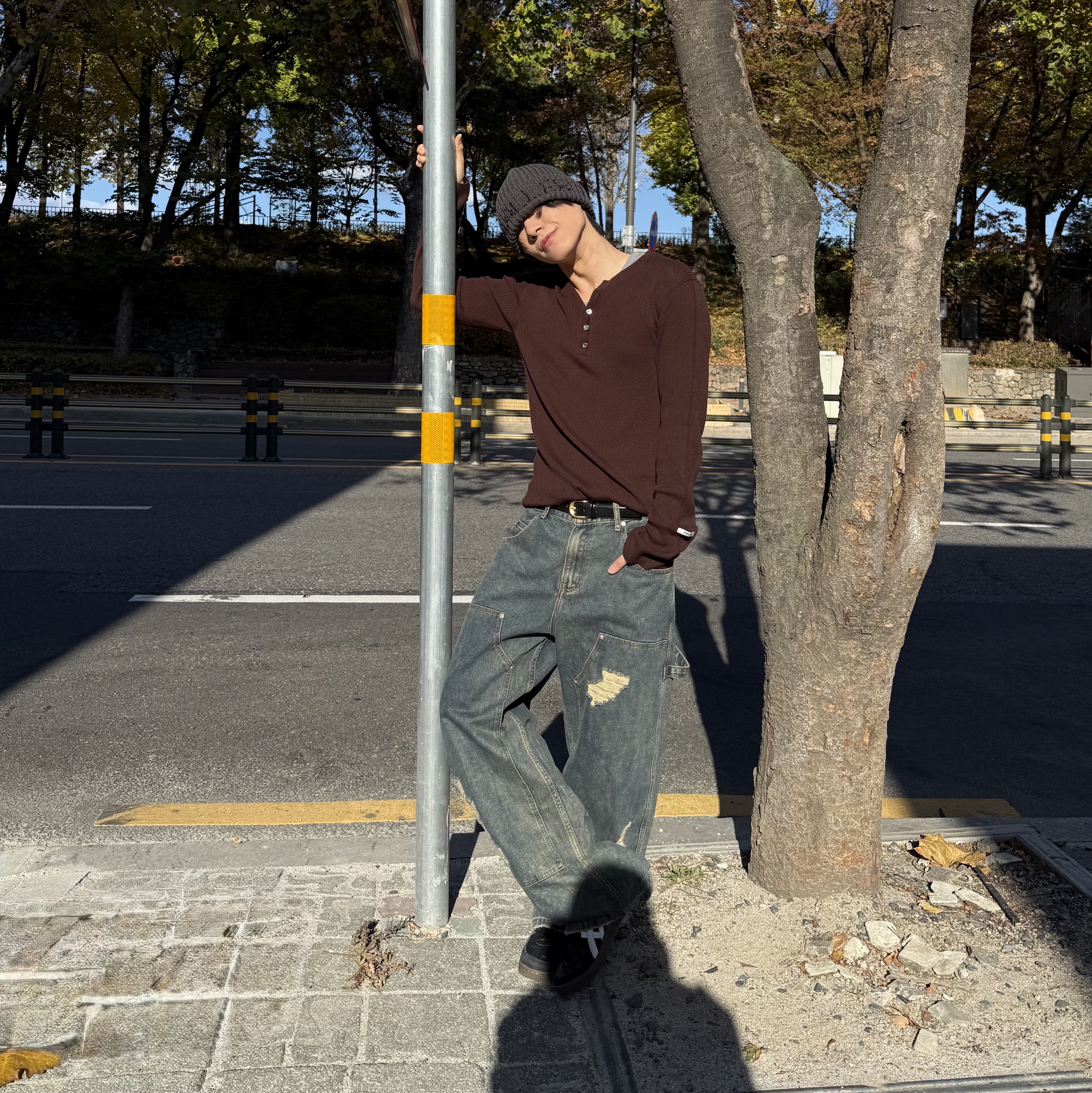 [KREAM 단독] Millo Archive Damage Carpenter Pants Vintage Blue 착용 스타일 - 5