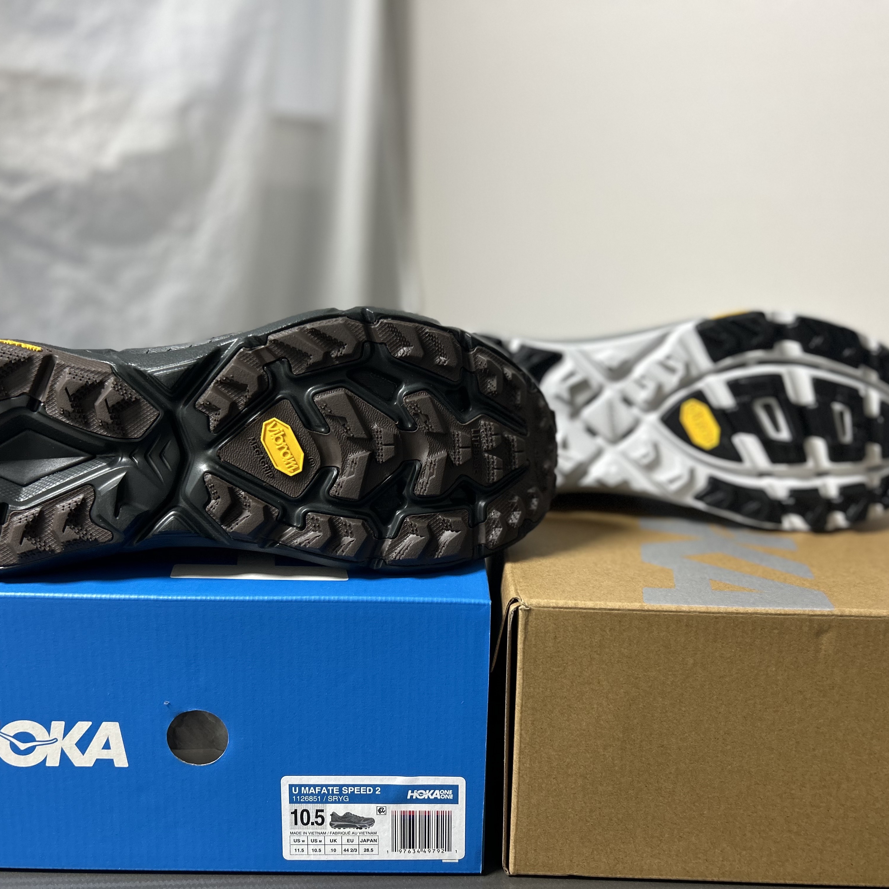 Hoka x Satisfy Mafate Speed 4 Lite Coffee, Hoka Mafate Speed 2 Stellar Grey Galactic Grey - 24FW 착용 스타일 - 3