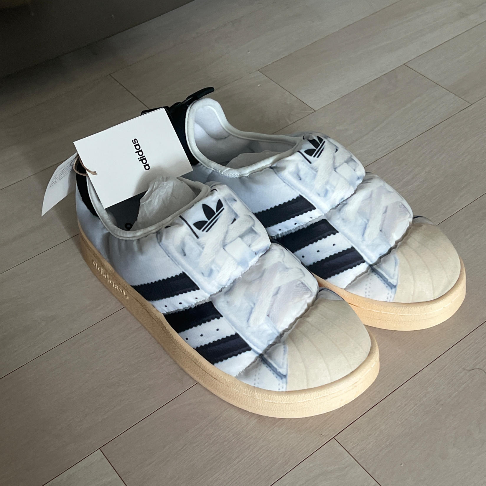 Adidas Puffylette Superstar Cloud White 착용 스타일