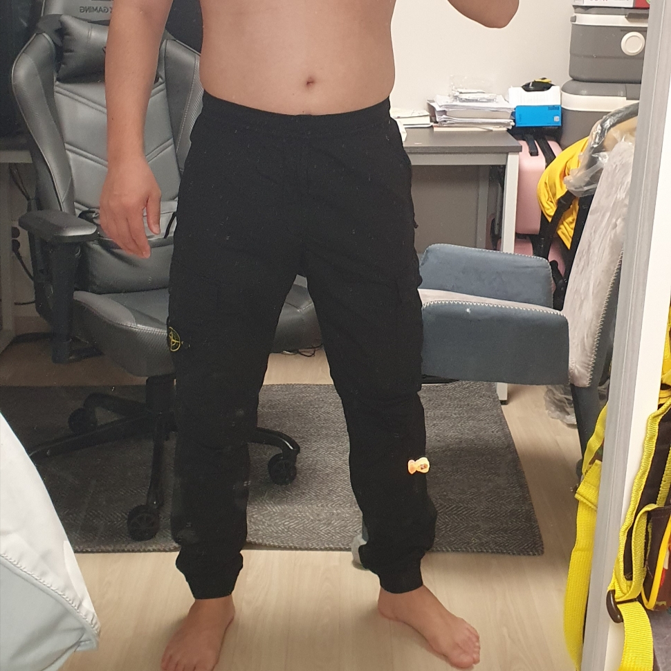 Stone Island 31303 Stretch Cotton Tela Paracadute Cargo Pants Black - 24SS 착용 스타일 - 1