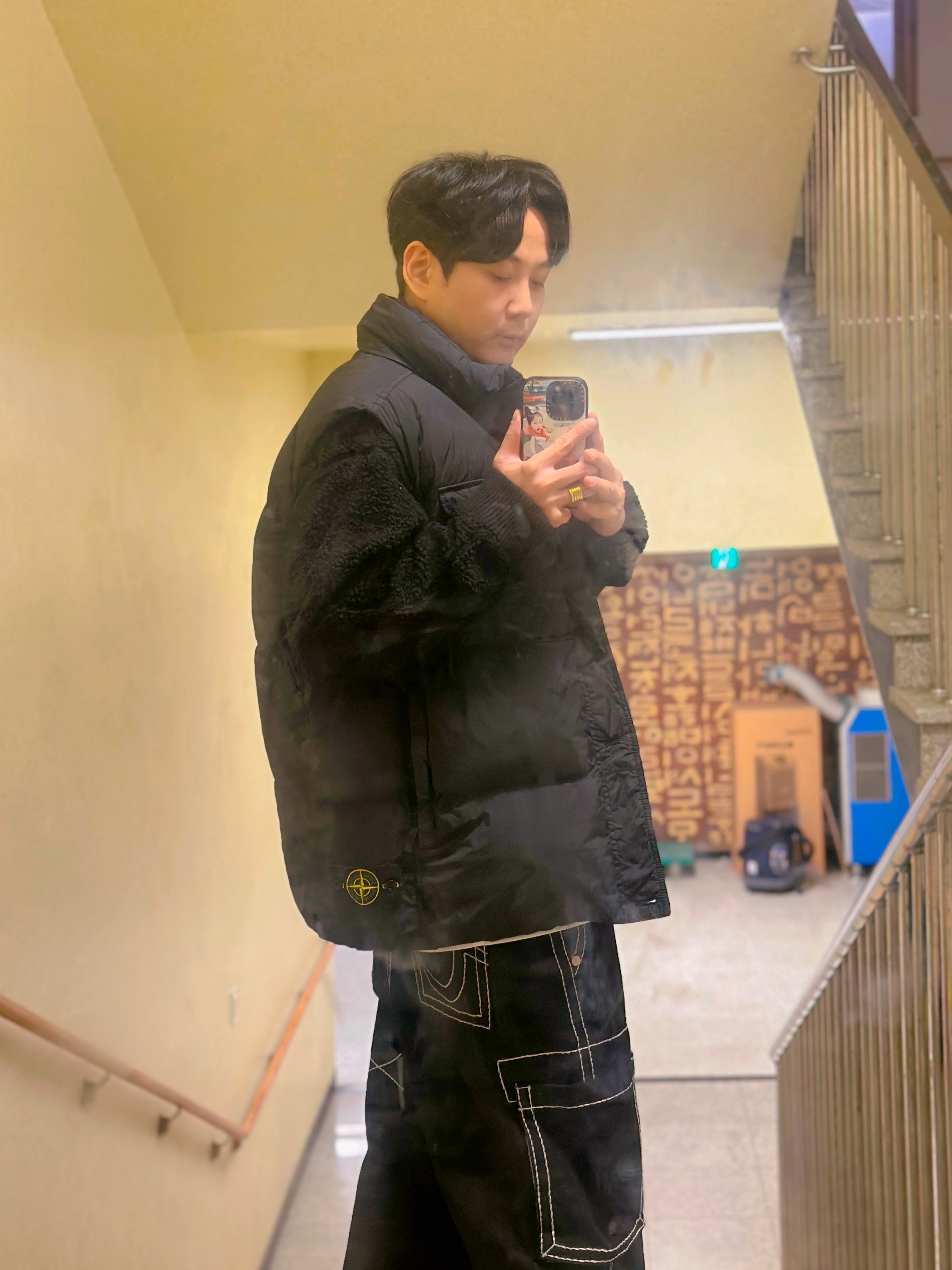Stone Island G0223 Crinkle Reps R-NY Down Vest with Anti Drop Black - 24FW, True Religion Classic Cargo Pants Mk-1 Black 착용 스타일 - 2