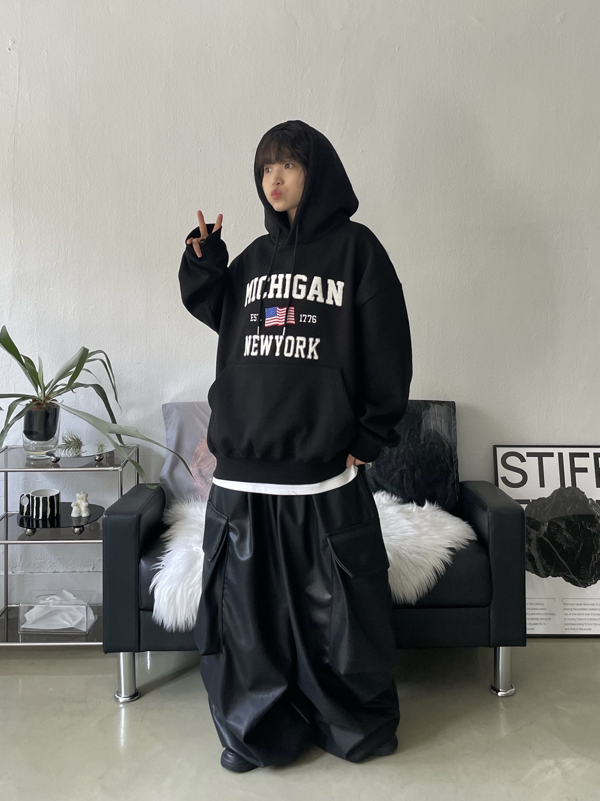 (W) Nike Air Force 1 '07 Low Triple Black 착용 스타일 - 3