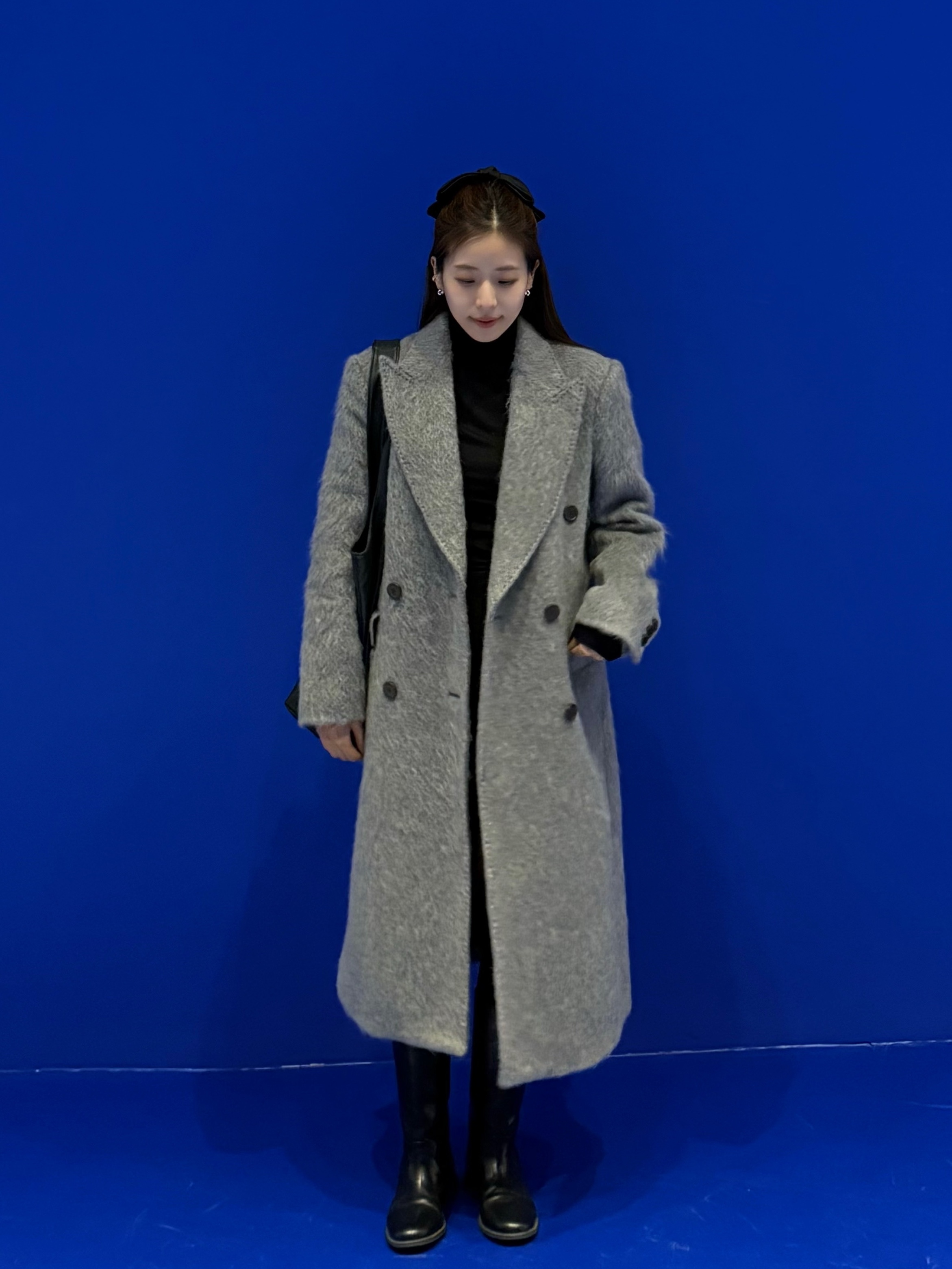 (W) Our Legacy DB Coat Wishkah Grey Hairy Alpaca, A.P.C. Ninon Tote Bag Black 착용 스타일 - 3