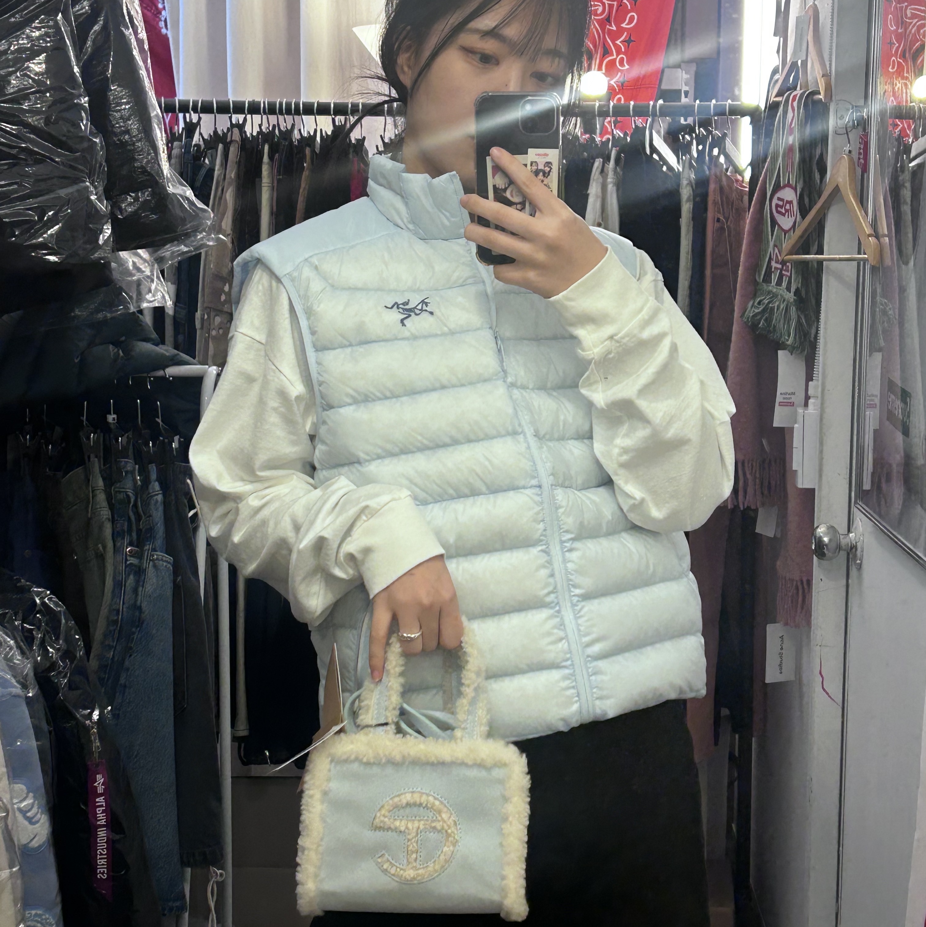 Telfar x UGG Small Shopping Bag Blue, Palace x Oakley Puffa Black - 24FW 착용 스타일 - 2
