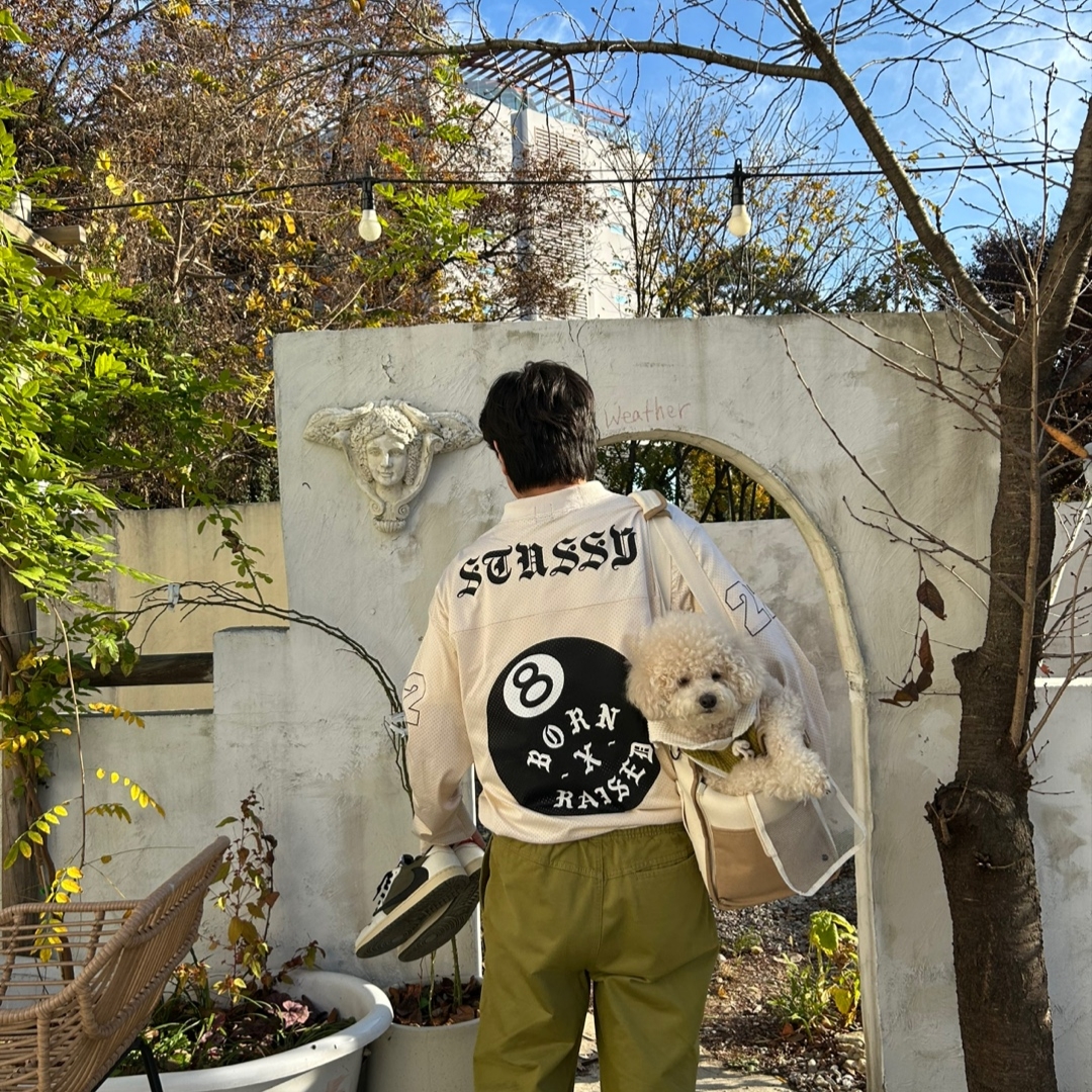 Jordan 1 x Travis Scott Retro Low OG SP Reverse Olive, Stussy x Born X Raised Cookies & Cream Football Jersey Cream 착용 스타일 - 1