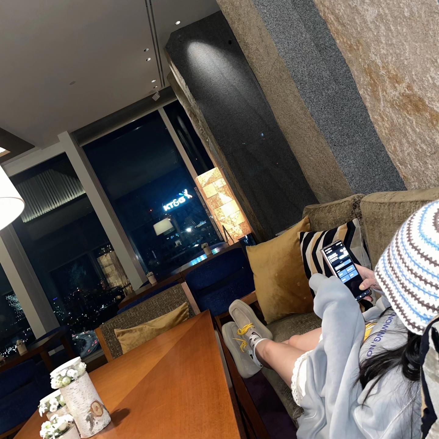 (W) Chanel Beanie Cashmere & Black White, Miu Miu Ivy Corduroy Bag Cinnamon 착용 스타일 - 6