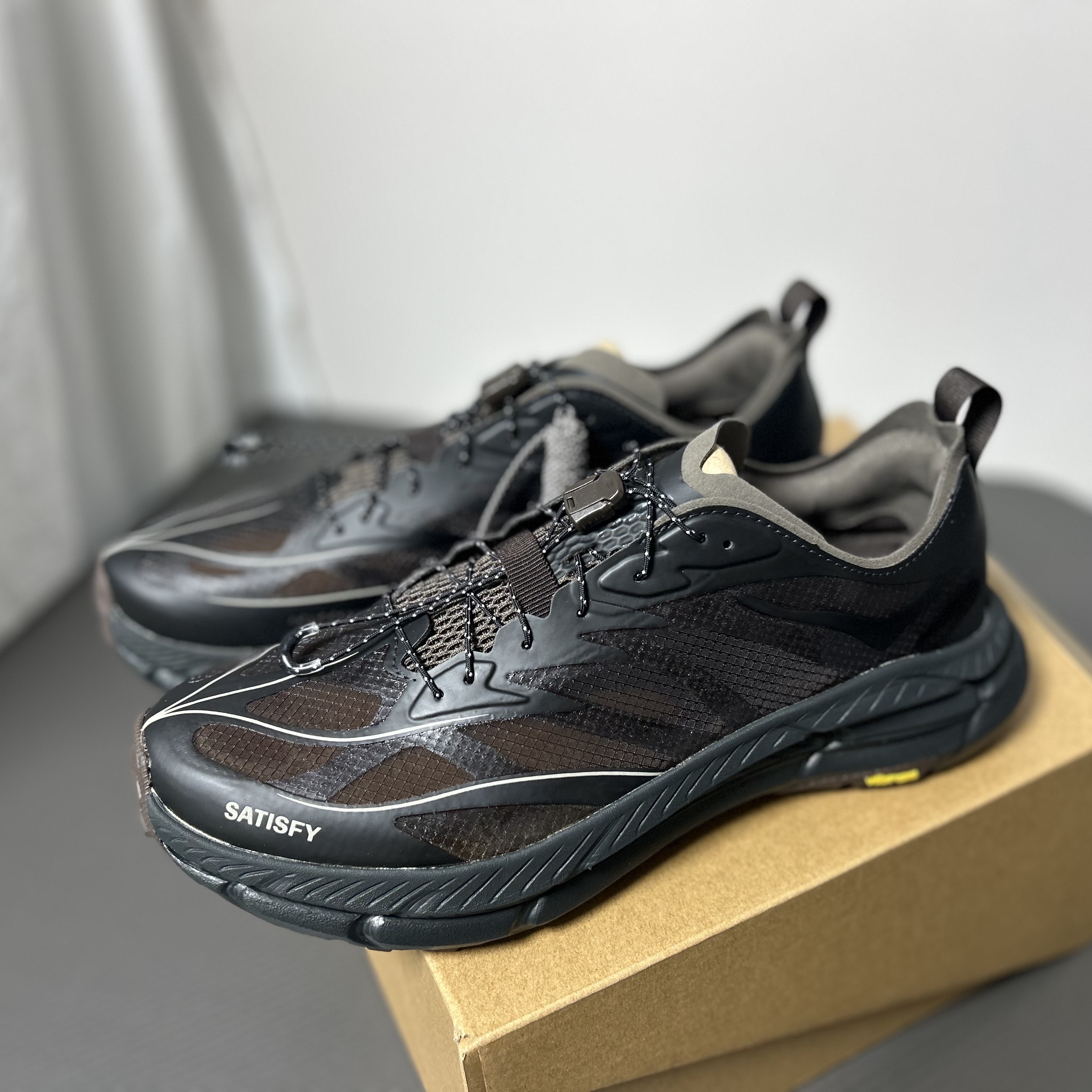 Hoka x Satisfy Mafate Speed 4 Lite Coffee 착용 스타일