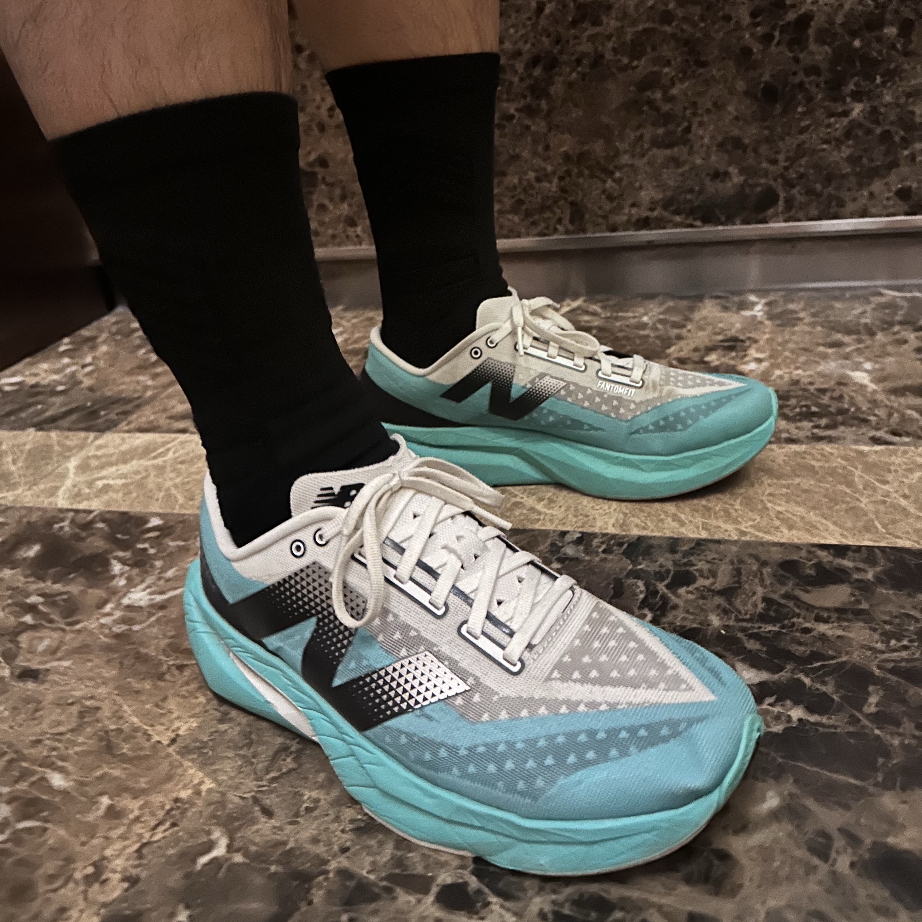 On Running Lightweight Cap Black, New Balance Fuelcell Rebel v4 Cyber Jade White - 2E Wide 착용 스타일 - 2