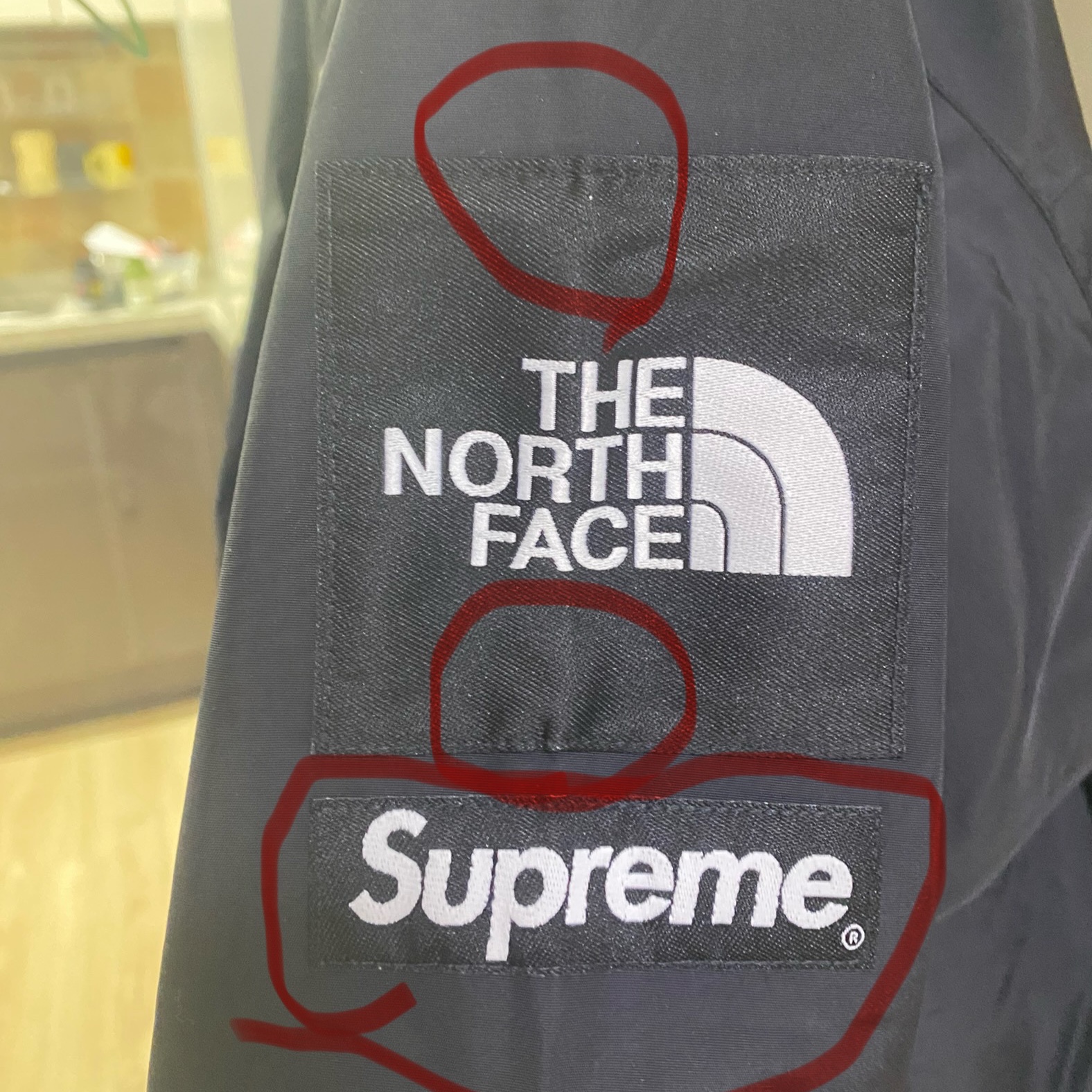 Supreme x The North Face Mountain Jacket Black - 24FW 착용 스타일