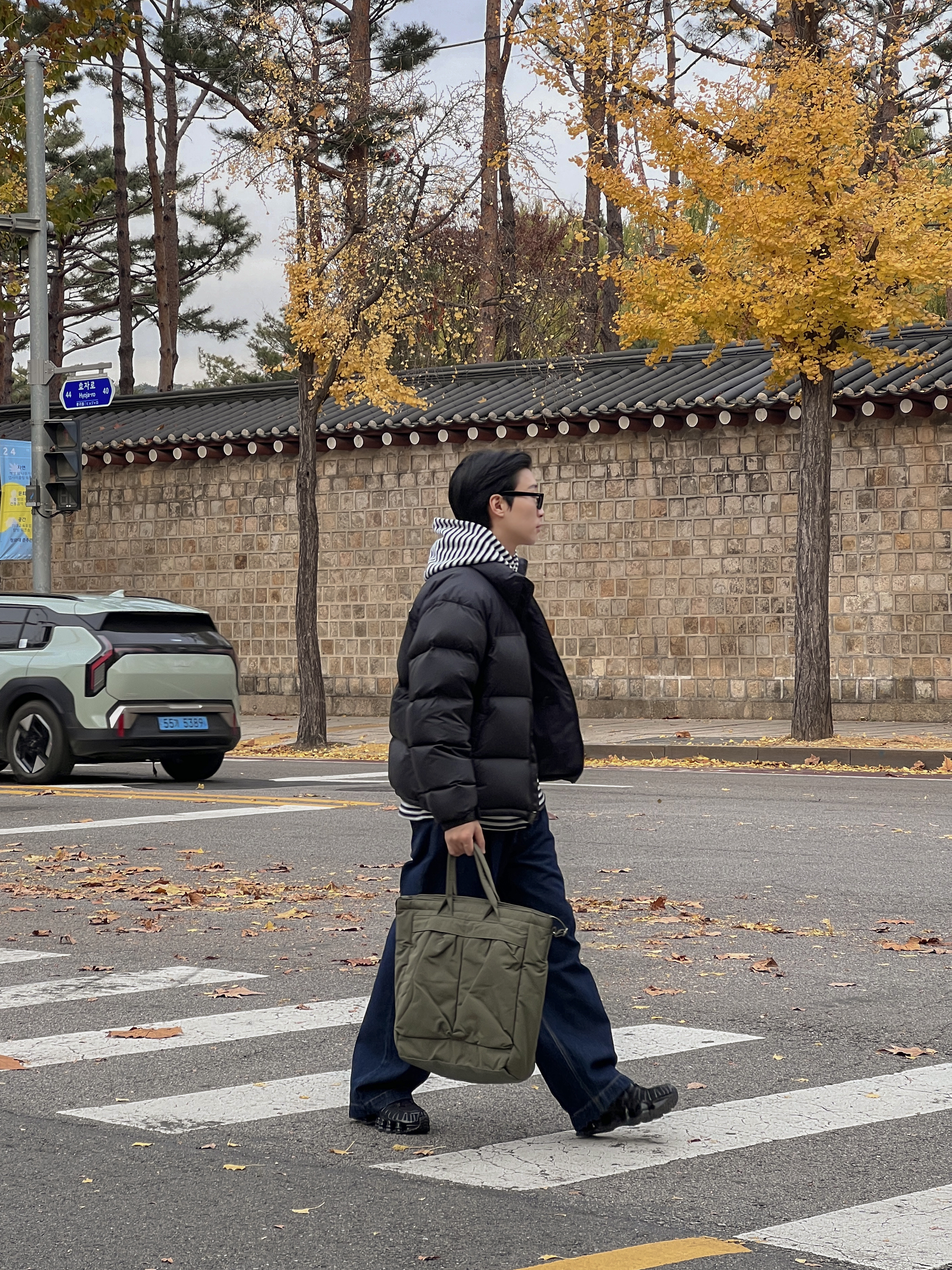 (W) Nike Shox TL Black and Max Orange, Uniqlo 2-Way Utility Bag Olive 착용 스타일 - 2