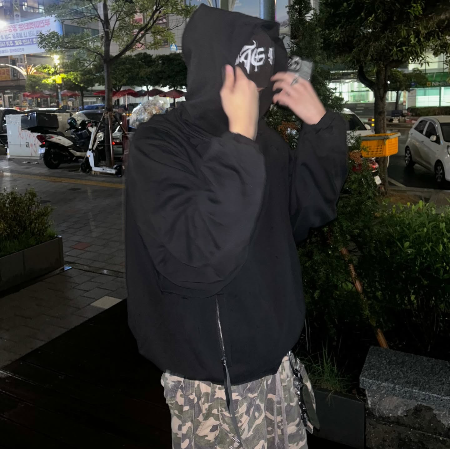 Wapworks Help Me Hoodie, Wapworks Wide Safety Cargo Pants Black 착용 스타일