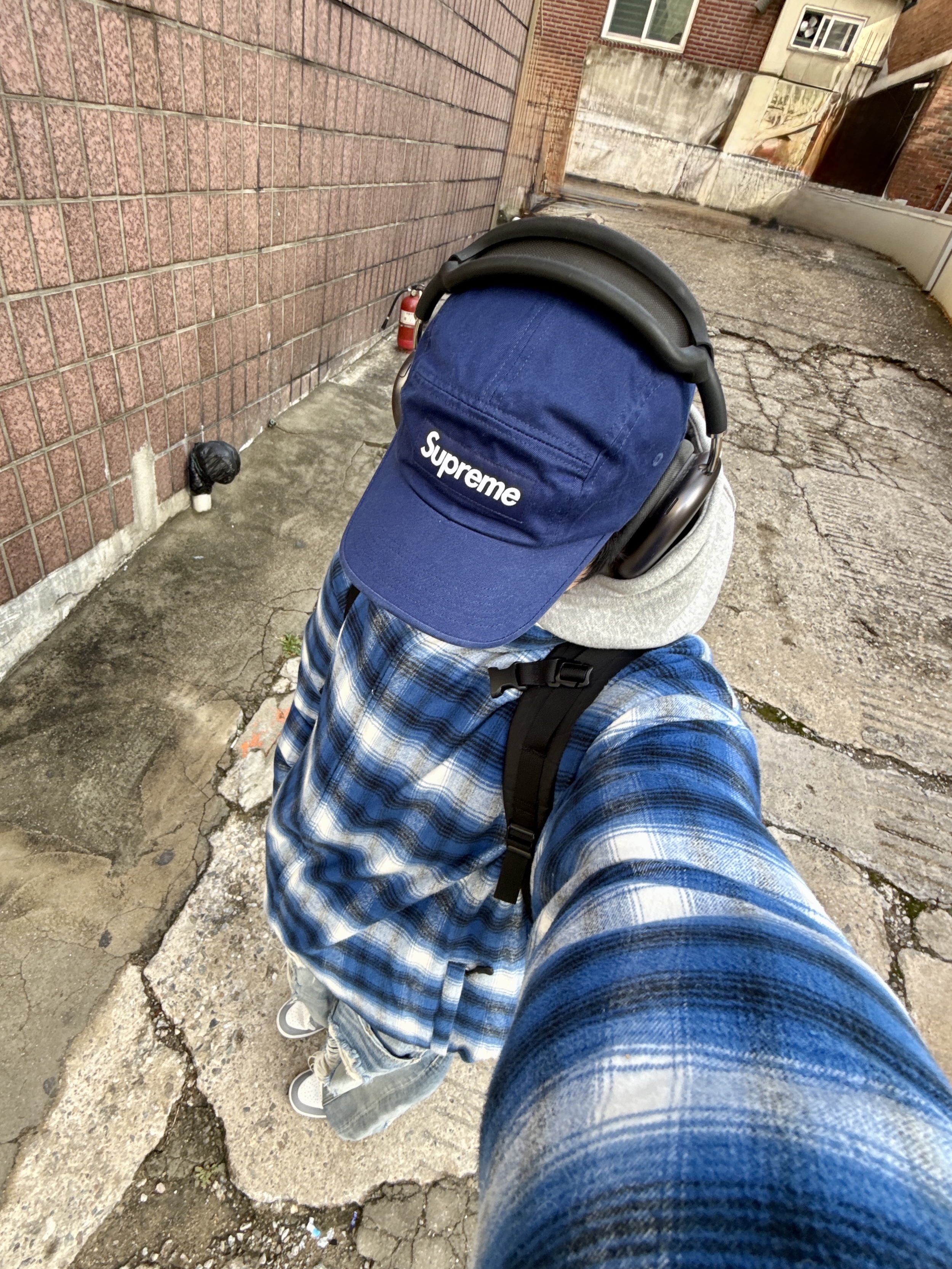 (W) Jordan 1 Mid Sail Stealth, Supreme Flannel Reversible Puffer Jacket Grey - 22FW 착용 스타일 - 5