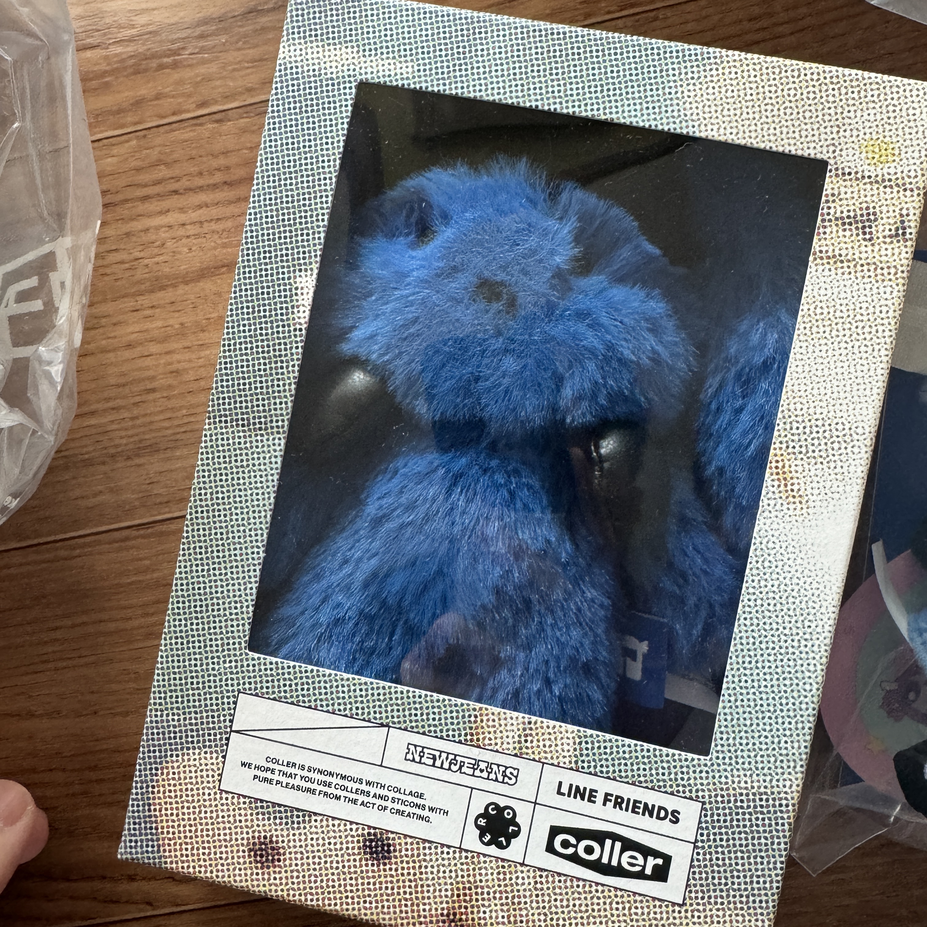 NewJeans x Coller Furry Bunny Plush Keyring Tide Blue 착용 스타일