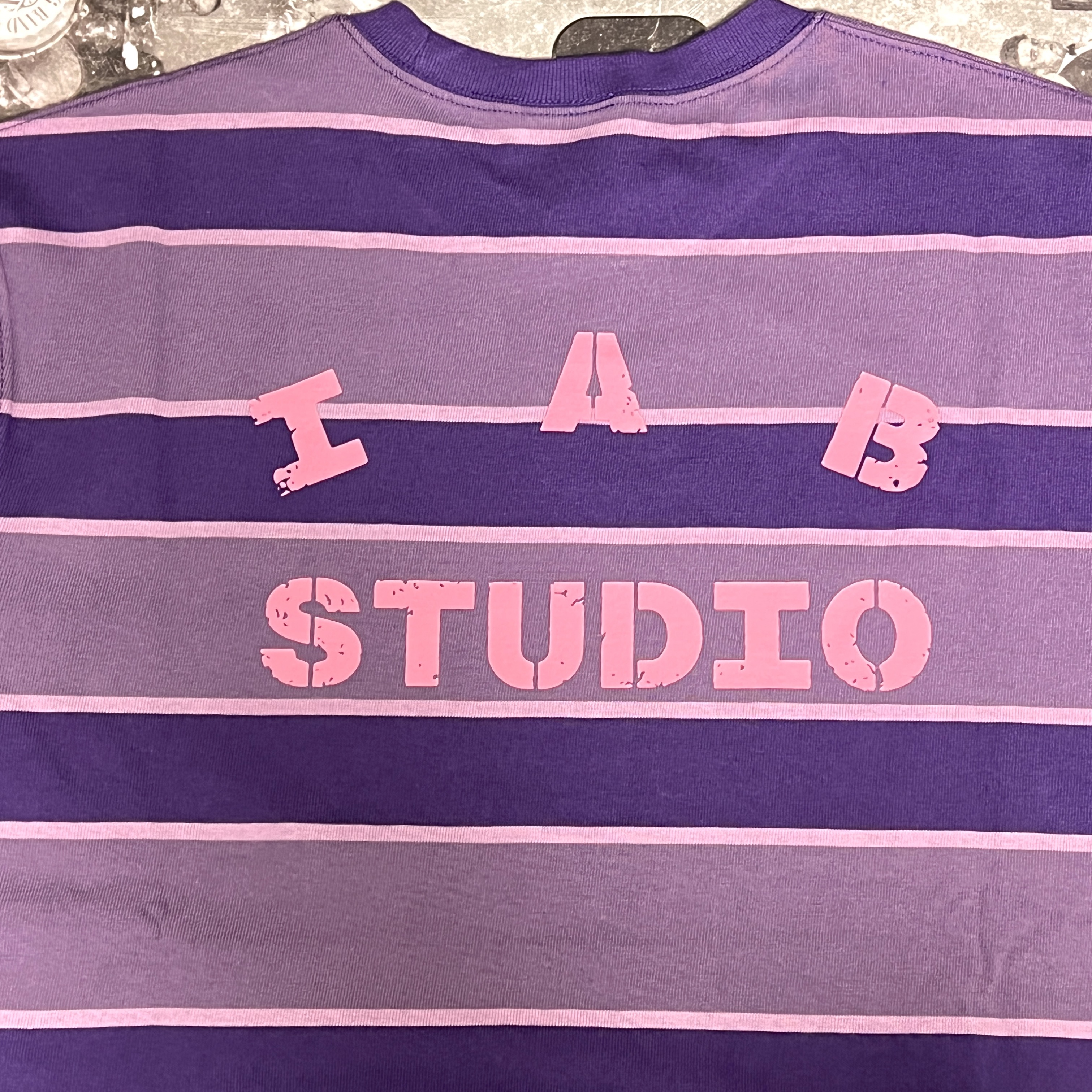 IAB Studio x Arcane Jinx Striped T-shirt Purple Stripe Pink 착용 스타일 - 1