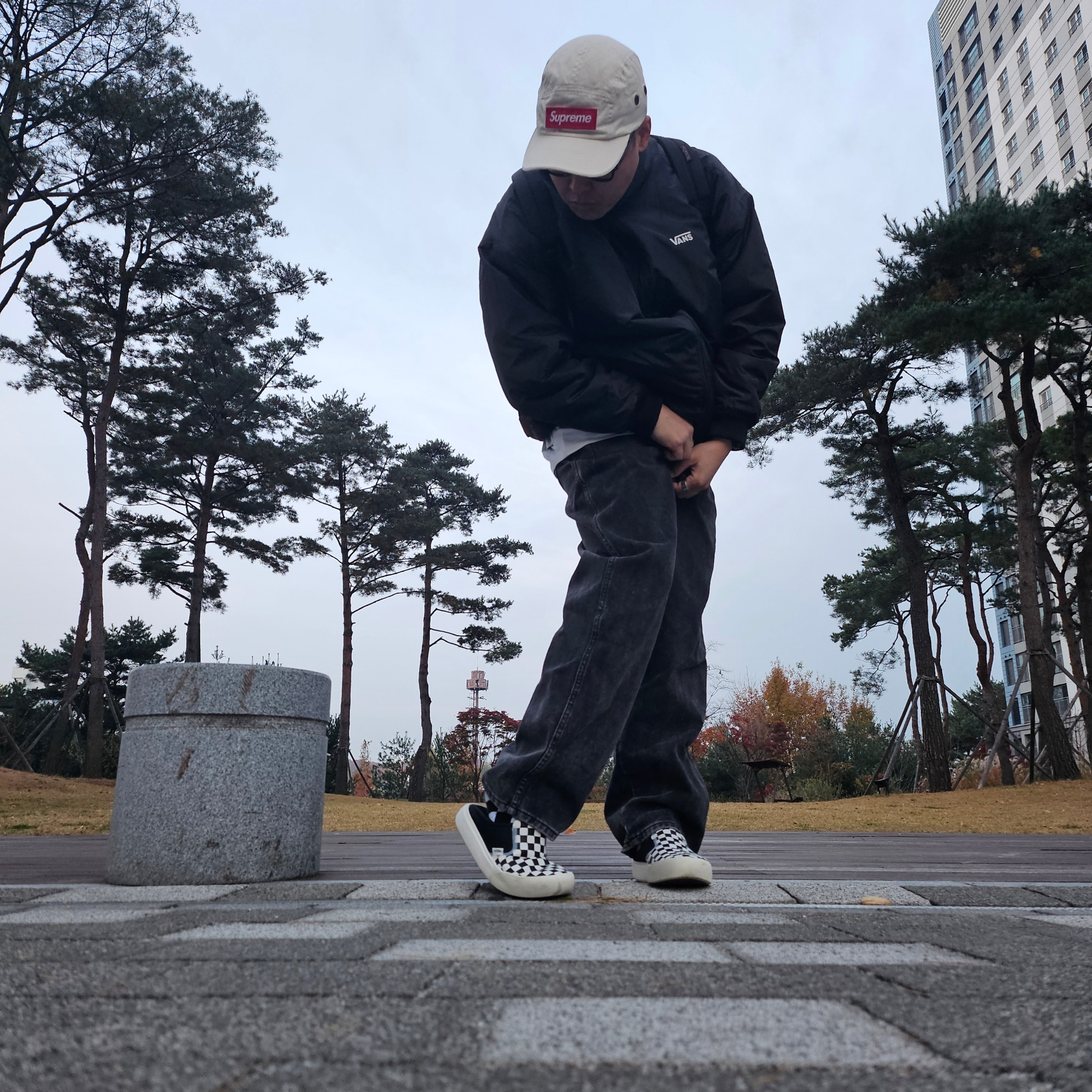 Vans Checkerboard Comfycush One Black, Supreme Military Camp Cap Stone - 22SS 착용 스타일 - 3