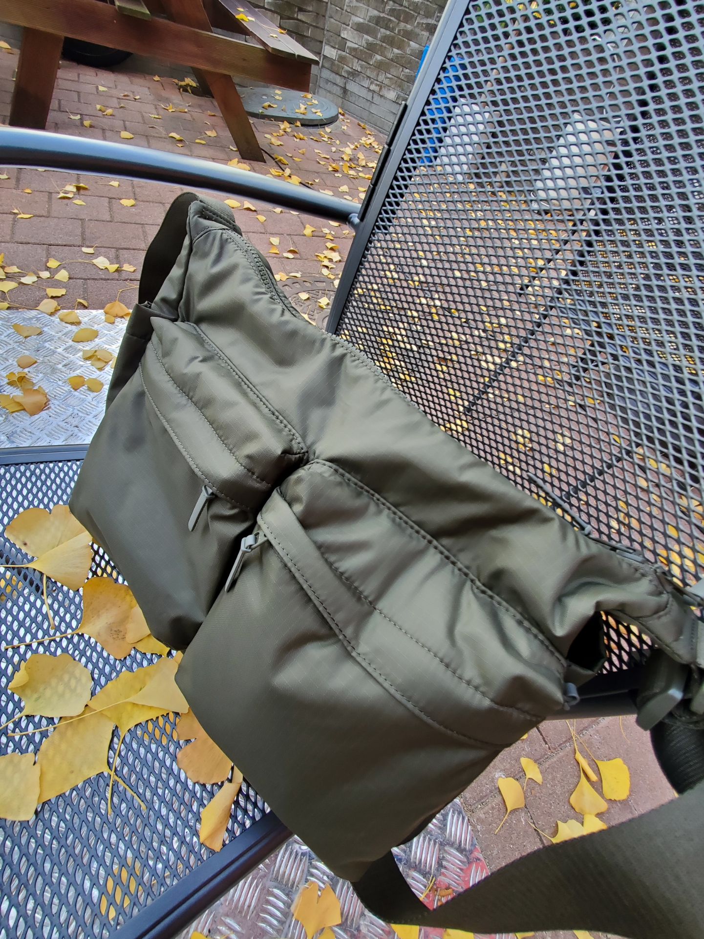 Uniqlo Multi Pocket Shoulder Bag Olive, Nike Air Force 1 '07 PRM Quilted Satin Pack Cargo Khaki 착용 스타일 - 2