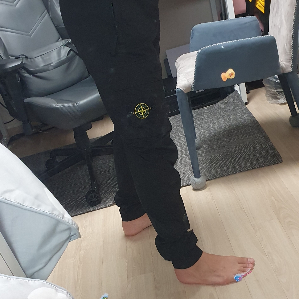 Stone Island 31303 Stretch Cotton Tela Paracadute Cargo Pants Black - 24SS 착용 스타일 - 2