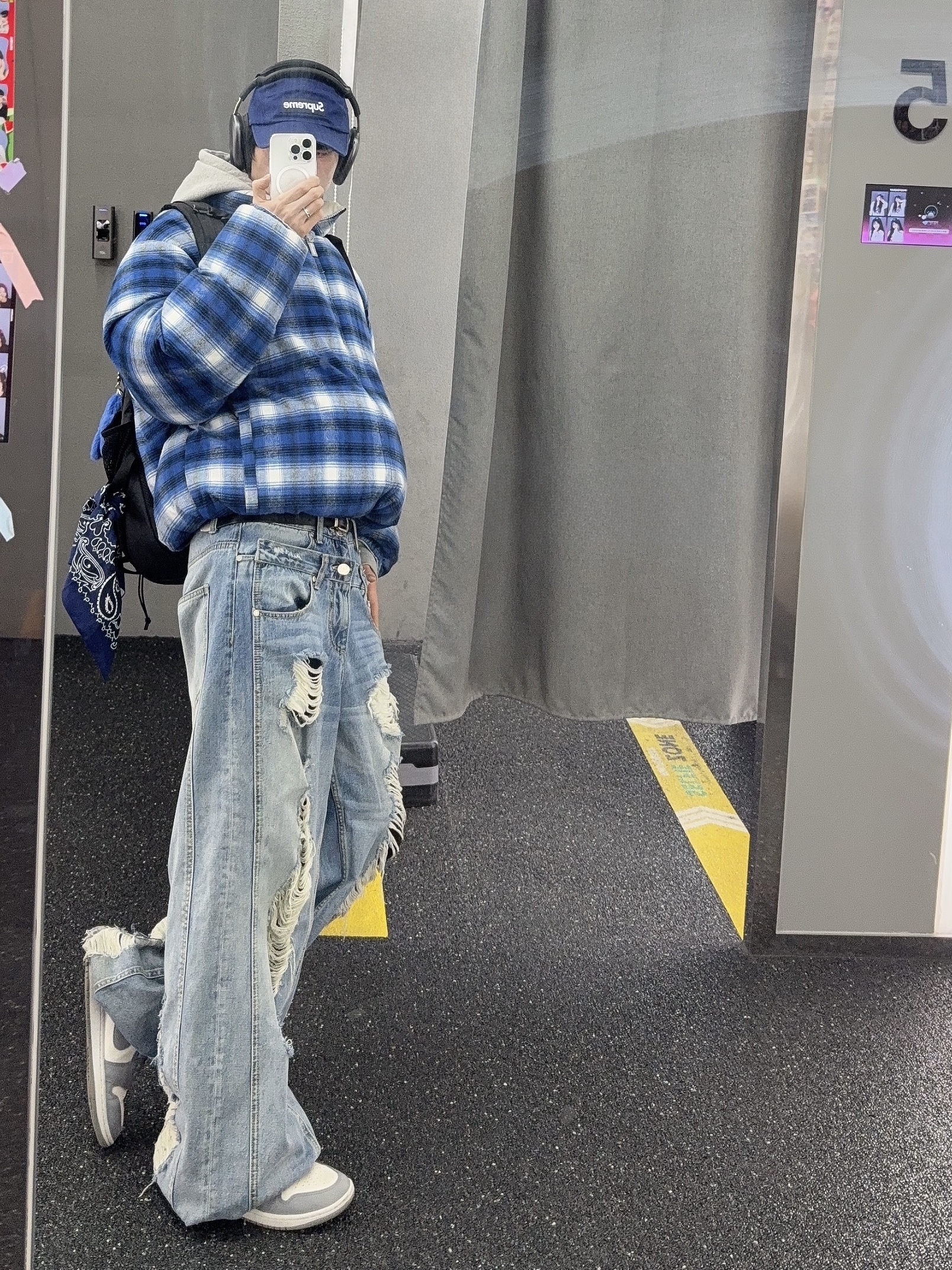 (W) Jordan 1 Mid Sail Stealth, Supreme Flannel Reversible Puffer Jacket Grey - 22FW 착용 스타일 - 2