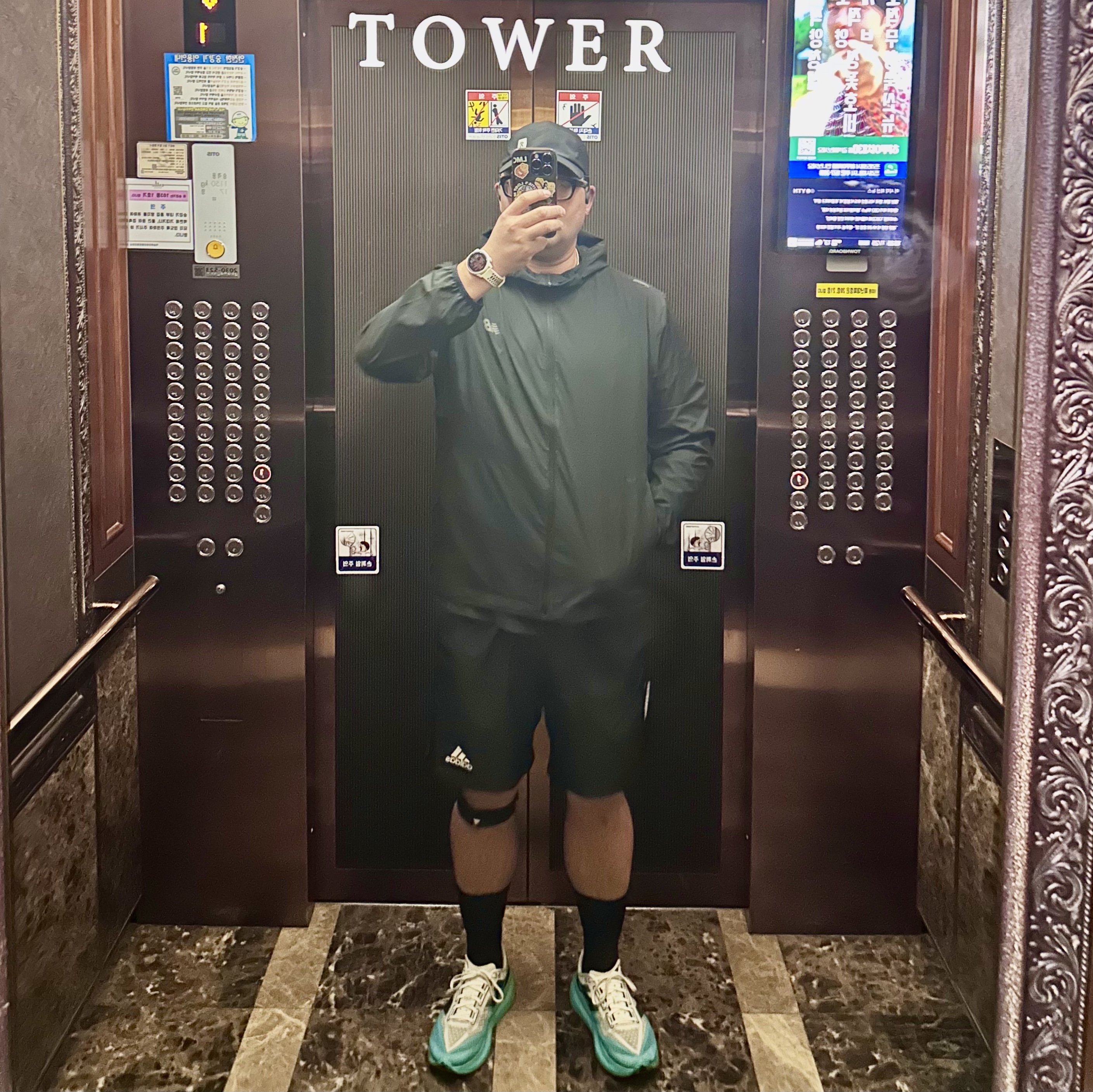 On Running Lightweight Cap Black, New Balance Fuelcell Rebel v4 Cyber Jade White - 2E Wide 착용 스타일 - 1