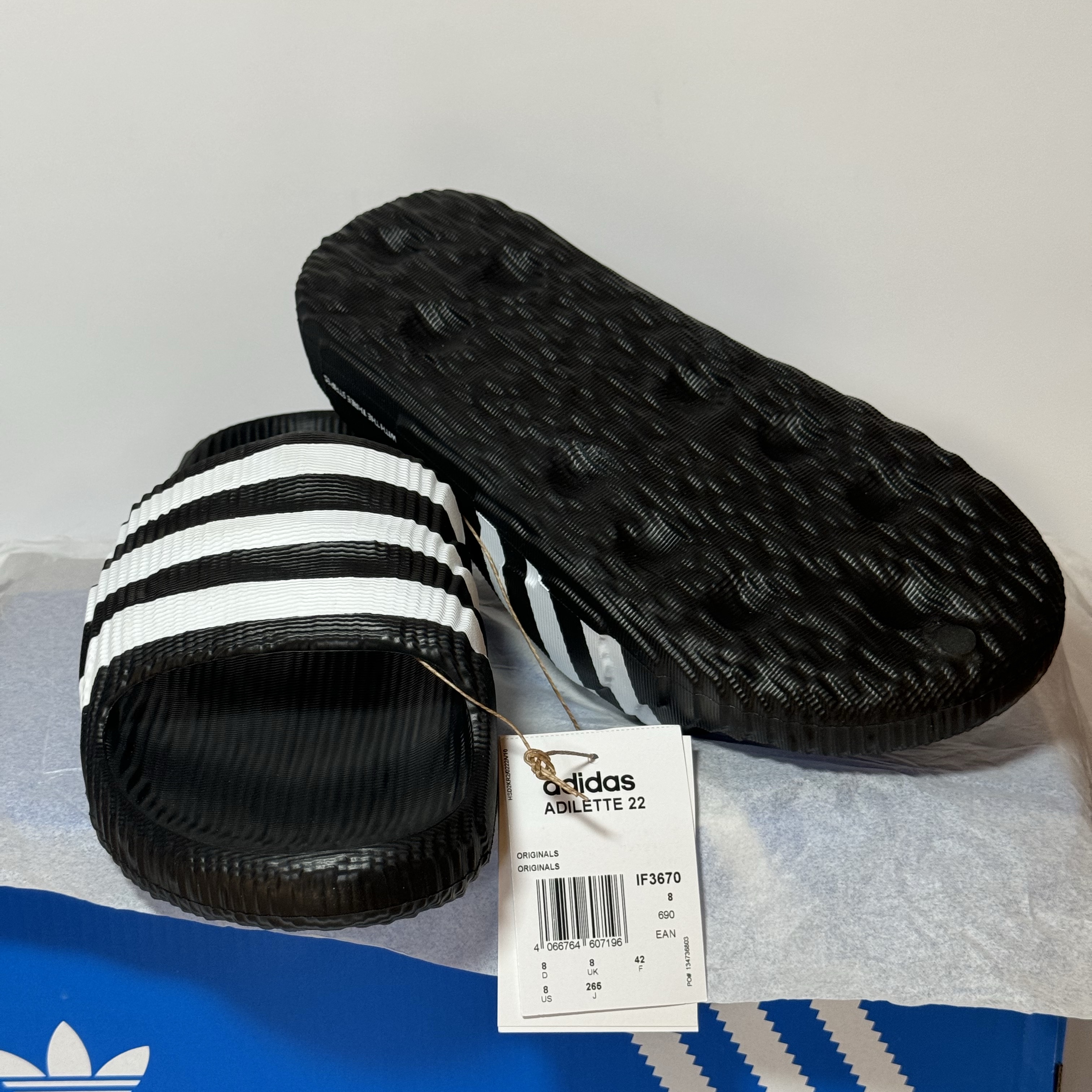 Adidas Adilette 22 Core Black Cloud White 착용 스타일 - 2