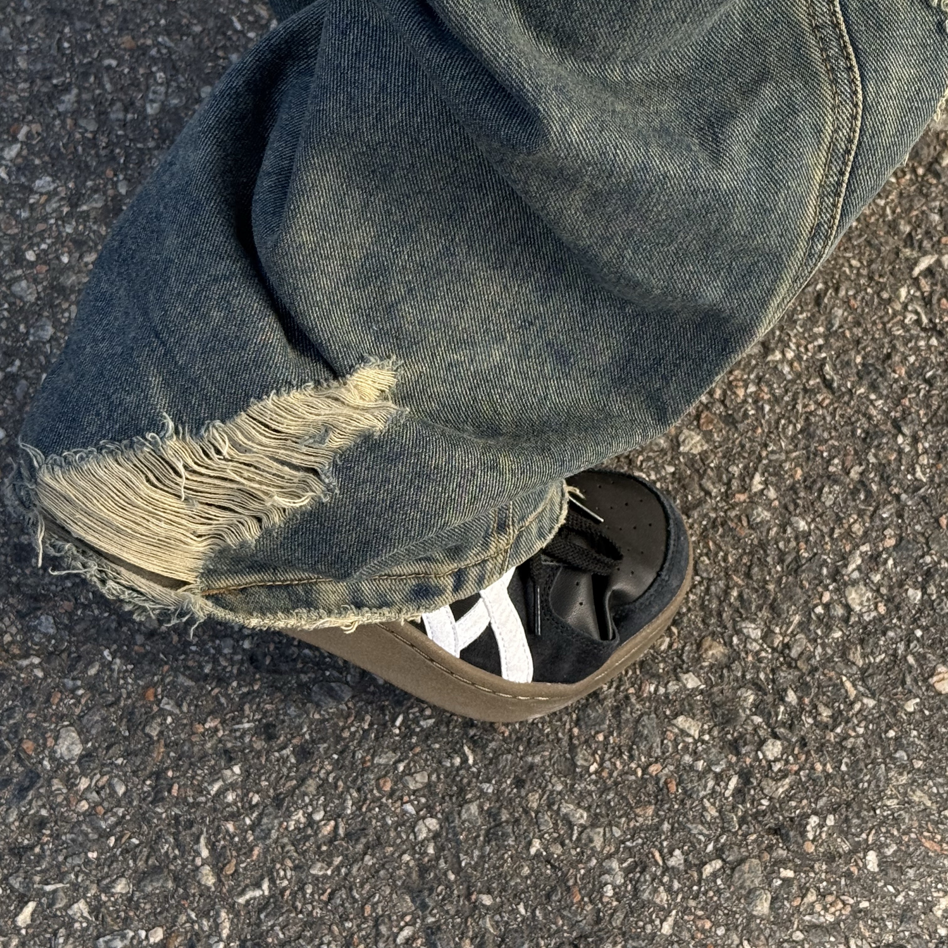 [KREAM 단독] Millo Archive Damage Carpenter Pants Vintage Blue 착용 스타일 - 4