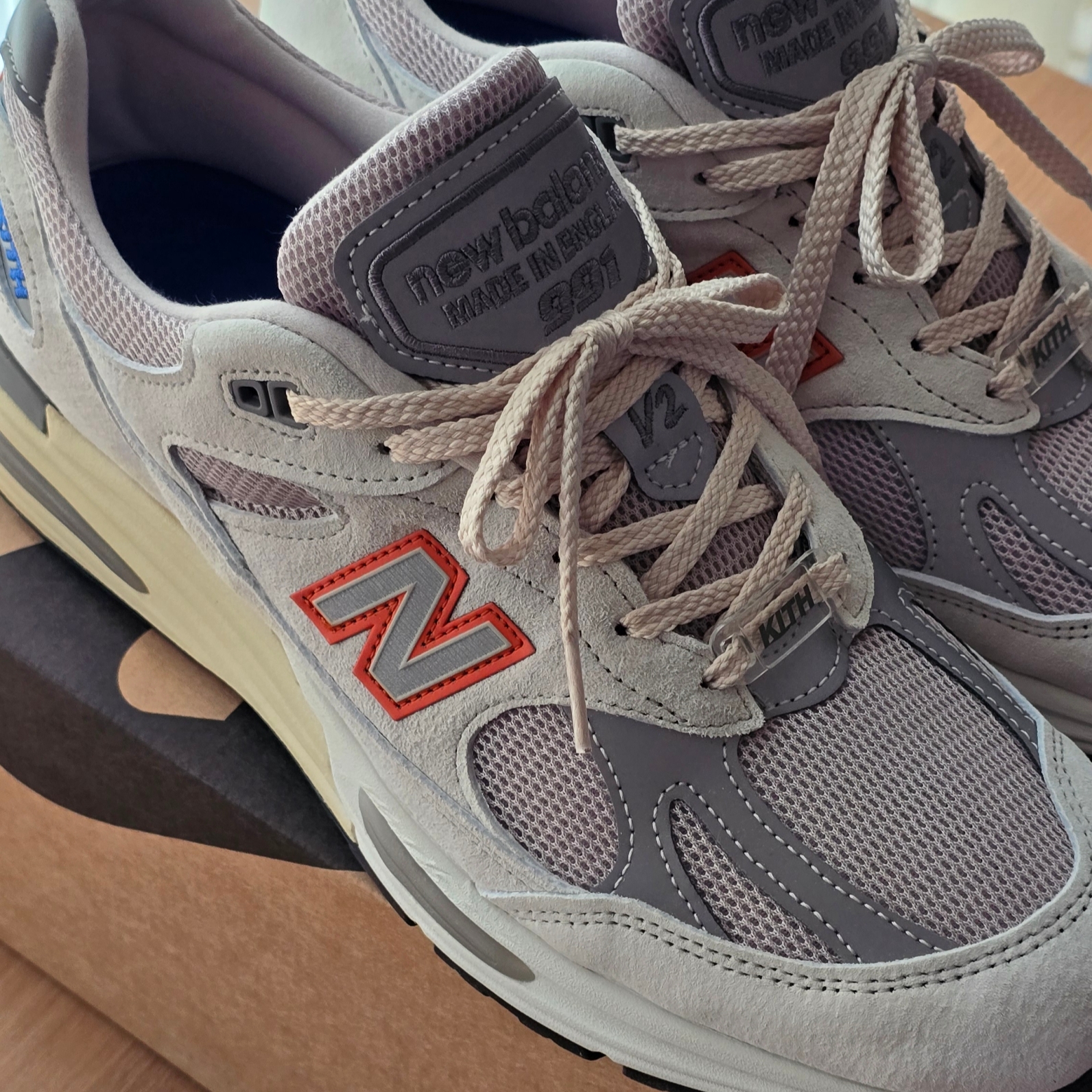 New Balance x Kith x Madison Square Garden 991v2 Made in UK Antarctica Ancient Scroll - D Standard 착용 스타일 - 5
