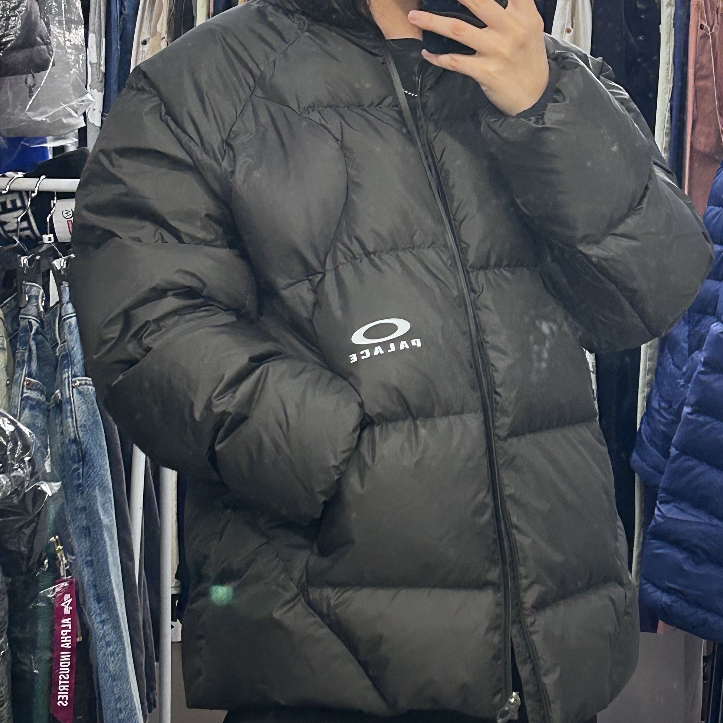 Telfar x UGG Small Shopping Bag Blue, Palace x Oakley Puffa Black - 24FW 착용 스타일 - 3