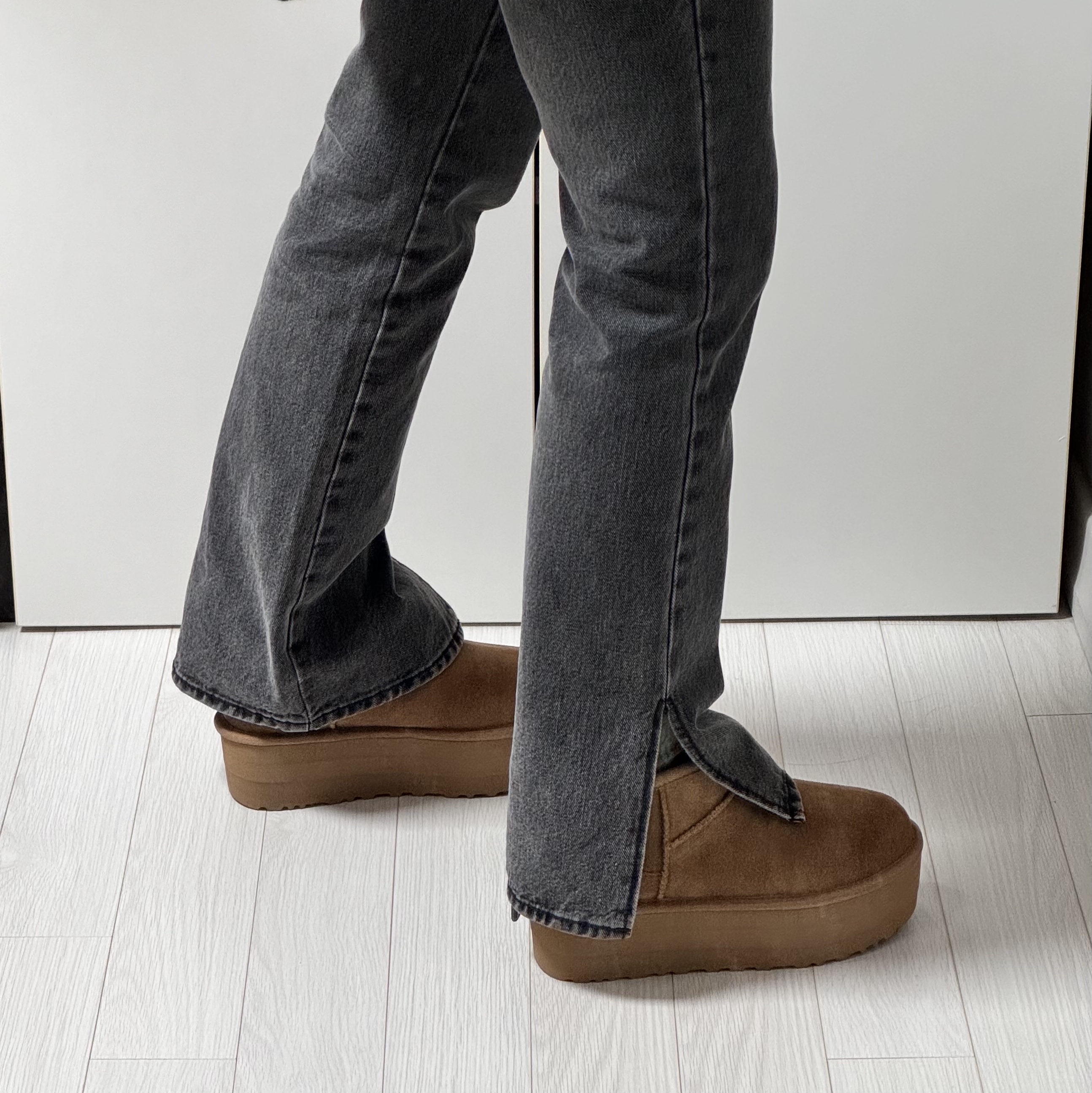 (W) UGG Classic Ultra Mini Platform Boots Chestnut 착용 스타일 - 2