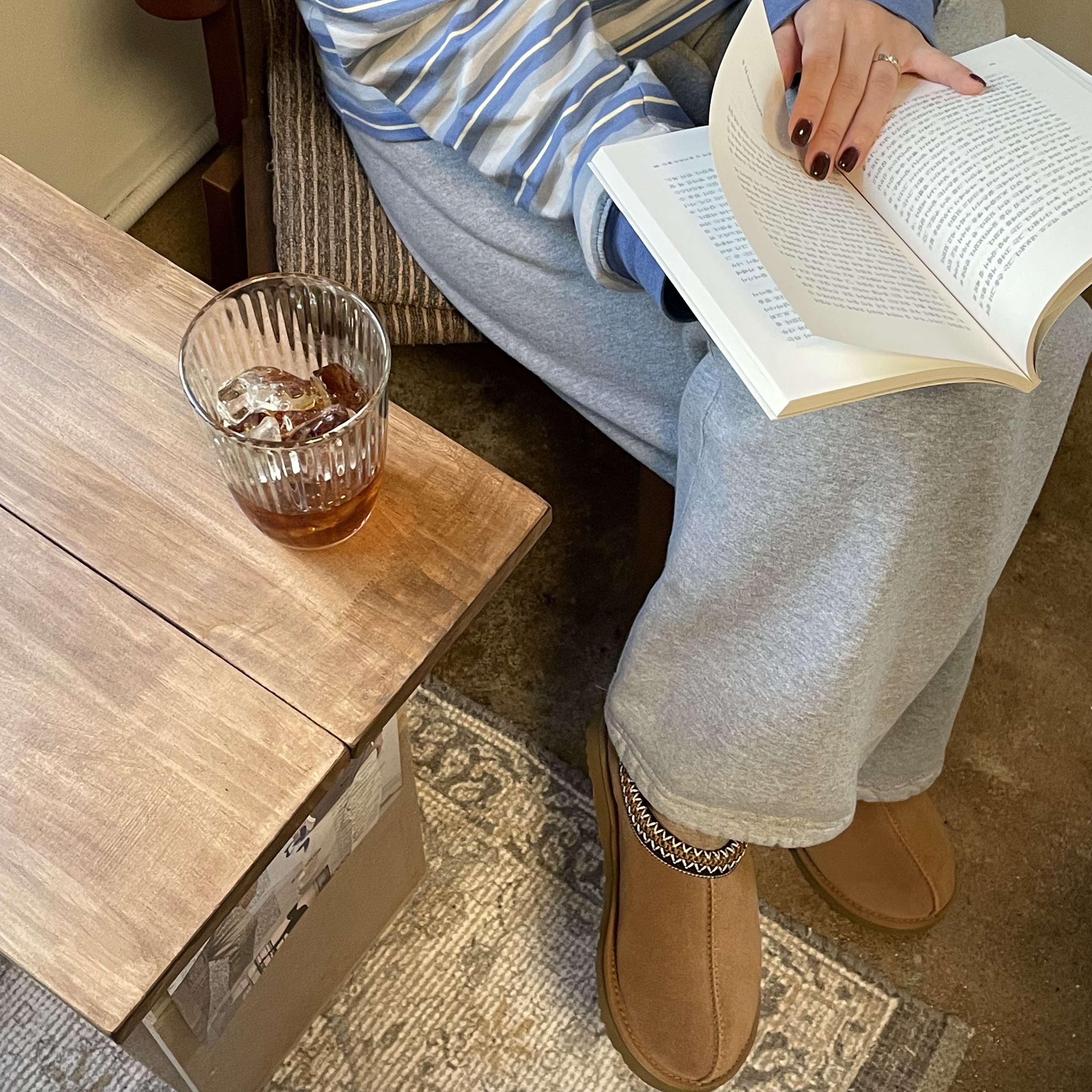 (W) UGG Tasman Slipper Chestnut 착용 스타일 - 1