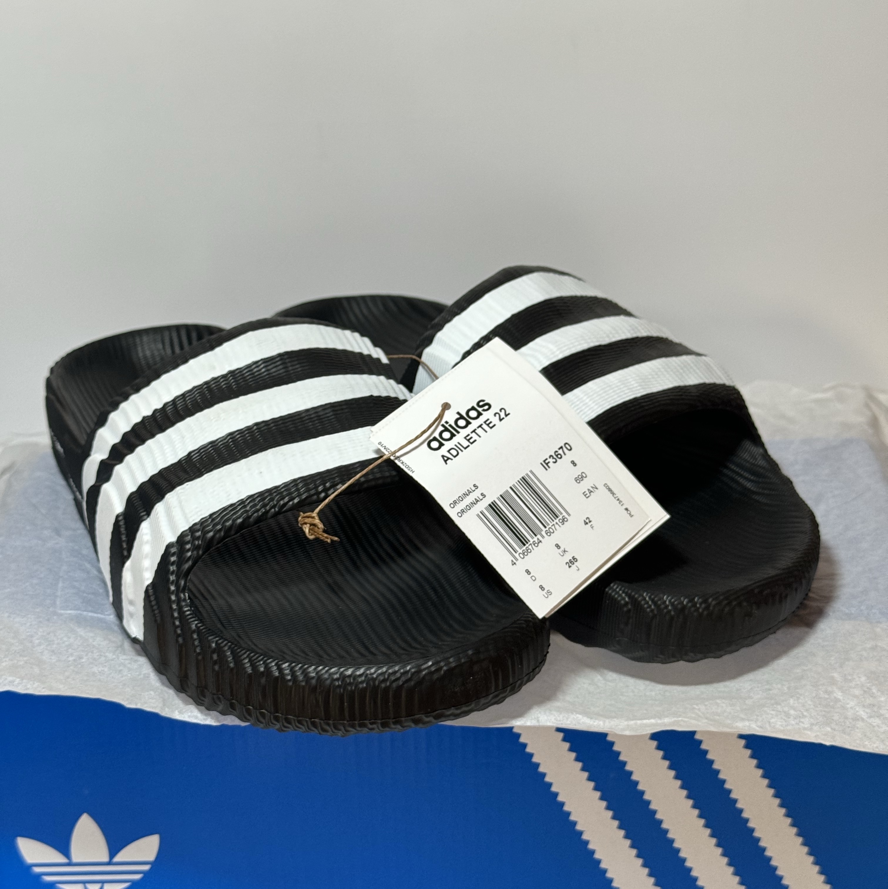 Adidas Adilette 22 Core Black Cloud White 착용 스타일 - 1