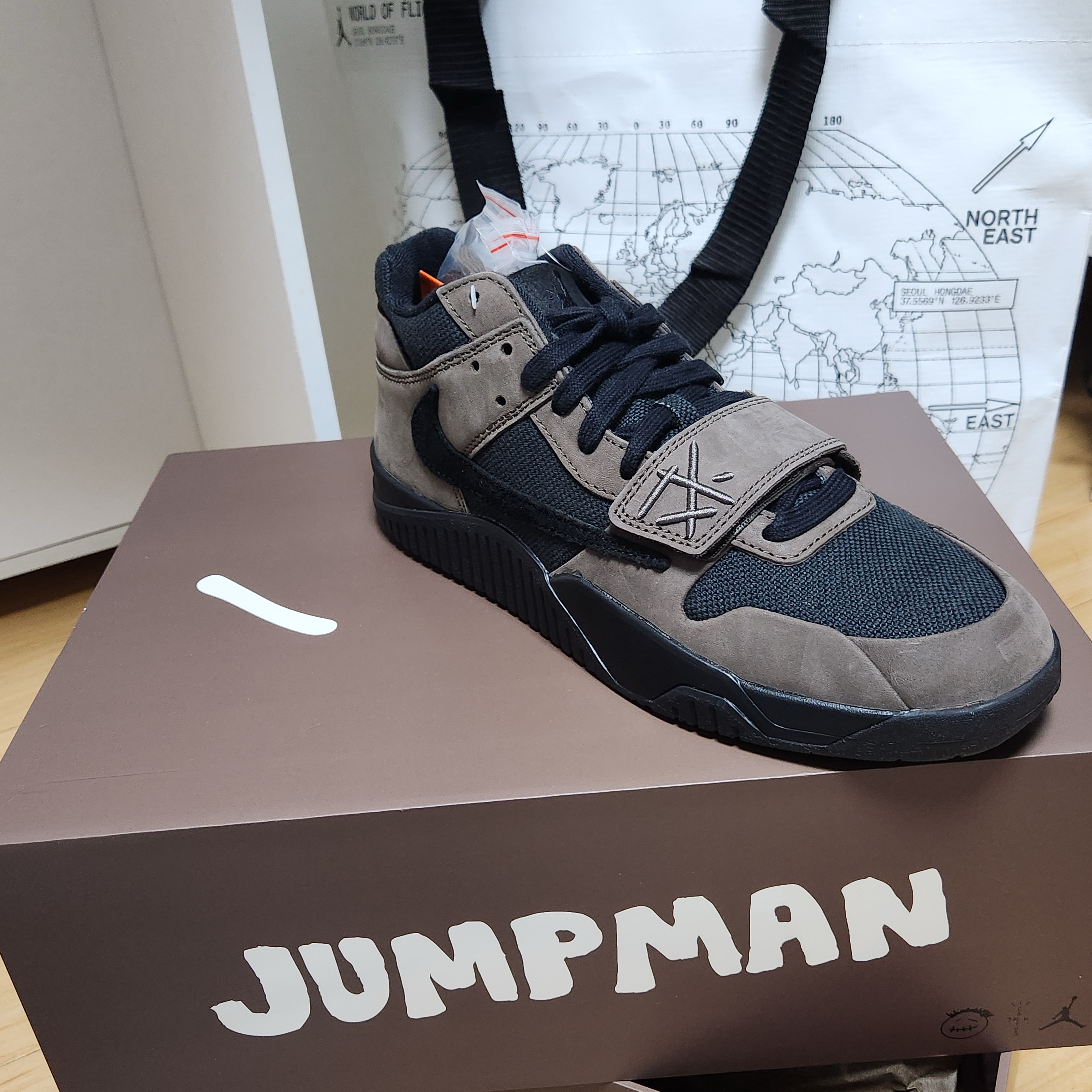 Jordan x Travis Scott Jumpman Jack TR Black and Dark Mocha 착용 스타일 - 1