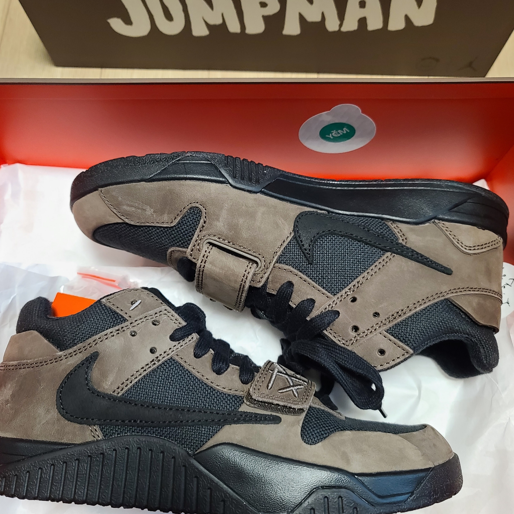 Jordan x Travis Scott Jumpman Jack TR Black and Dark Mocha 착용 스타일 - 2