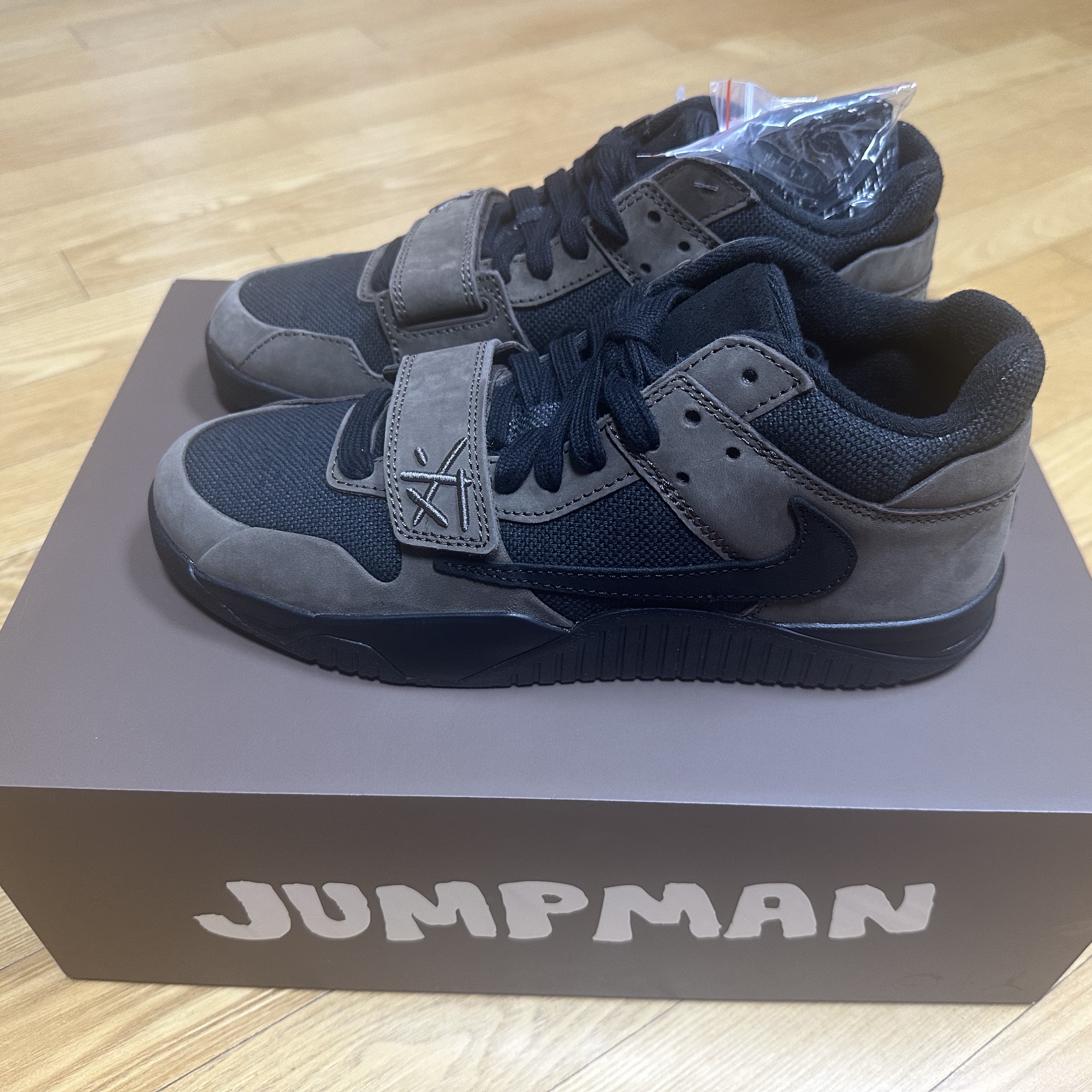 Jordan x Travis Scott Jumpman Jack TR Black and Dark Mocha, Jordan x Travis Scott Jumpman Jack TR Sail and Dark Mocha 착용 스타일 - 2