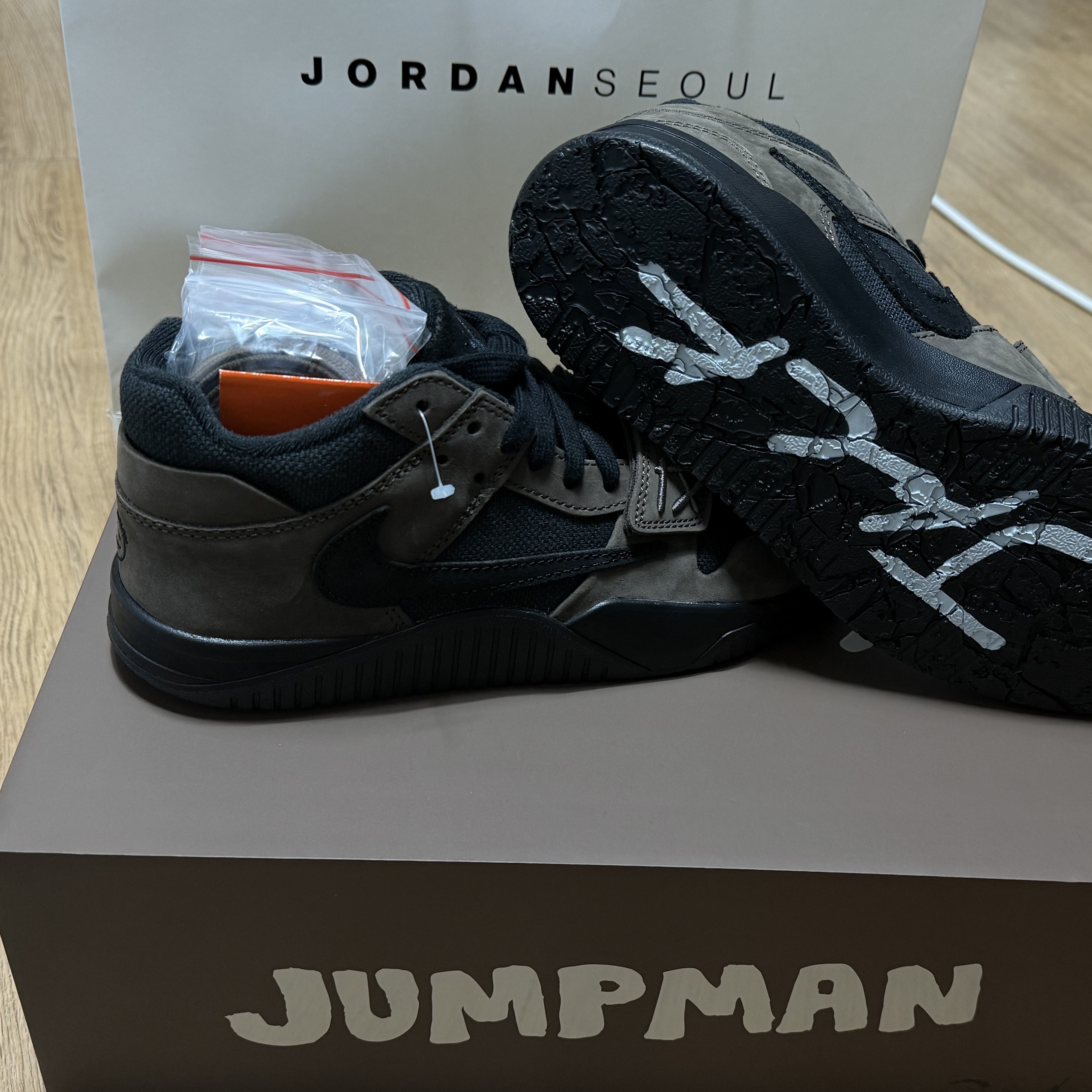 Jordan x Travis Scott Jumpman Jack TR Black and Dark Mocha 착용 스타일