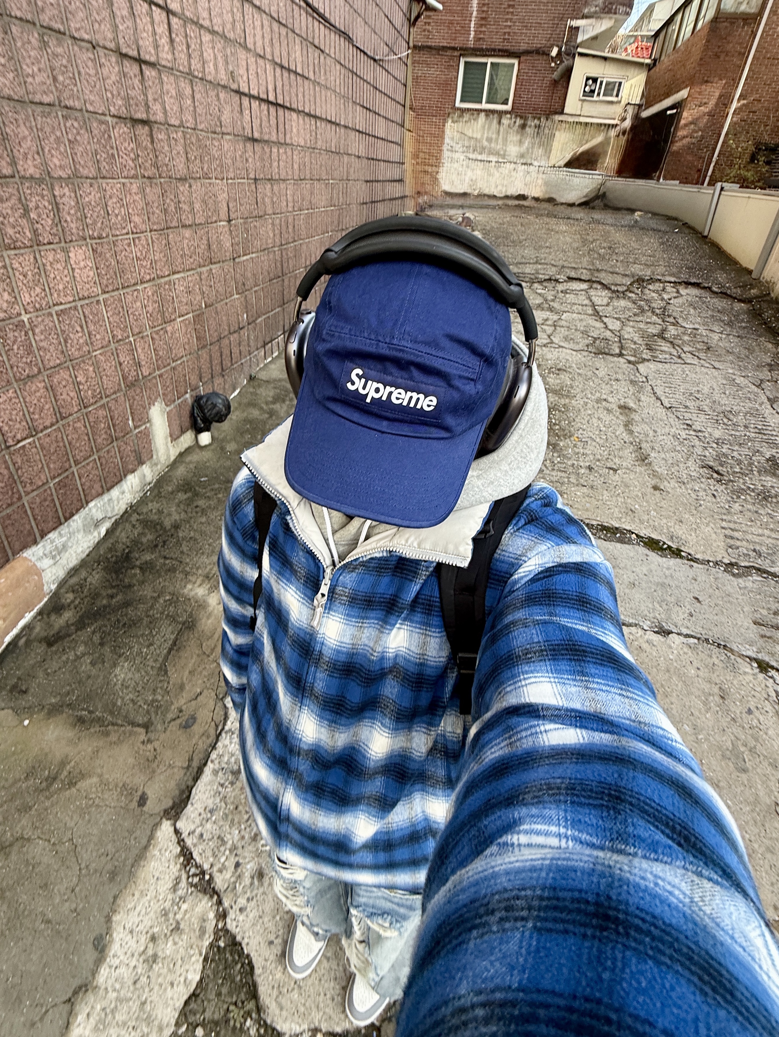 (W) Jordan 1 Mid Sail Stealth, Supreme Flannel Reversible Puffer Jacket Grey - 22FW 착용 스타일 - 9