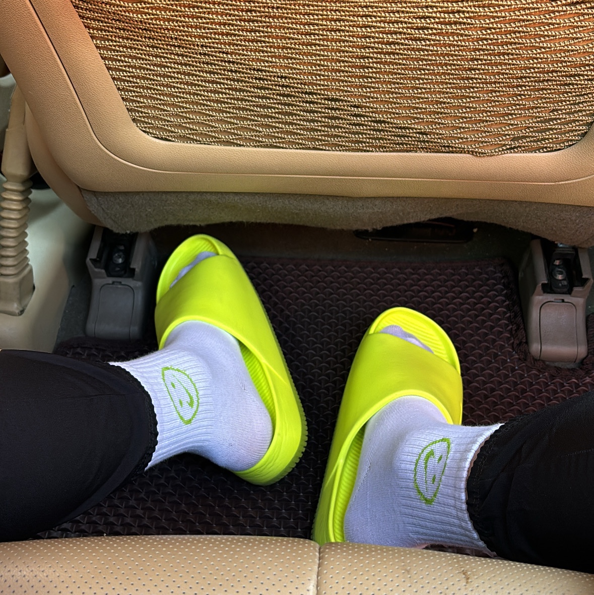 Nike Calm Slide Volt 착용 스타일 - 1