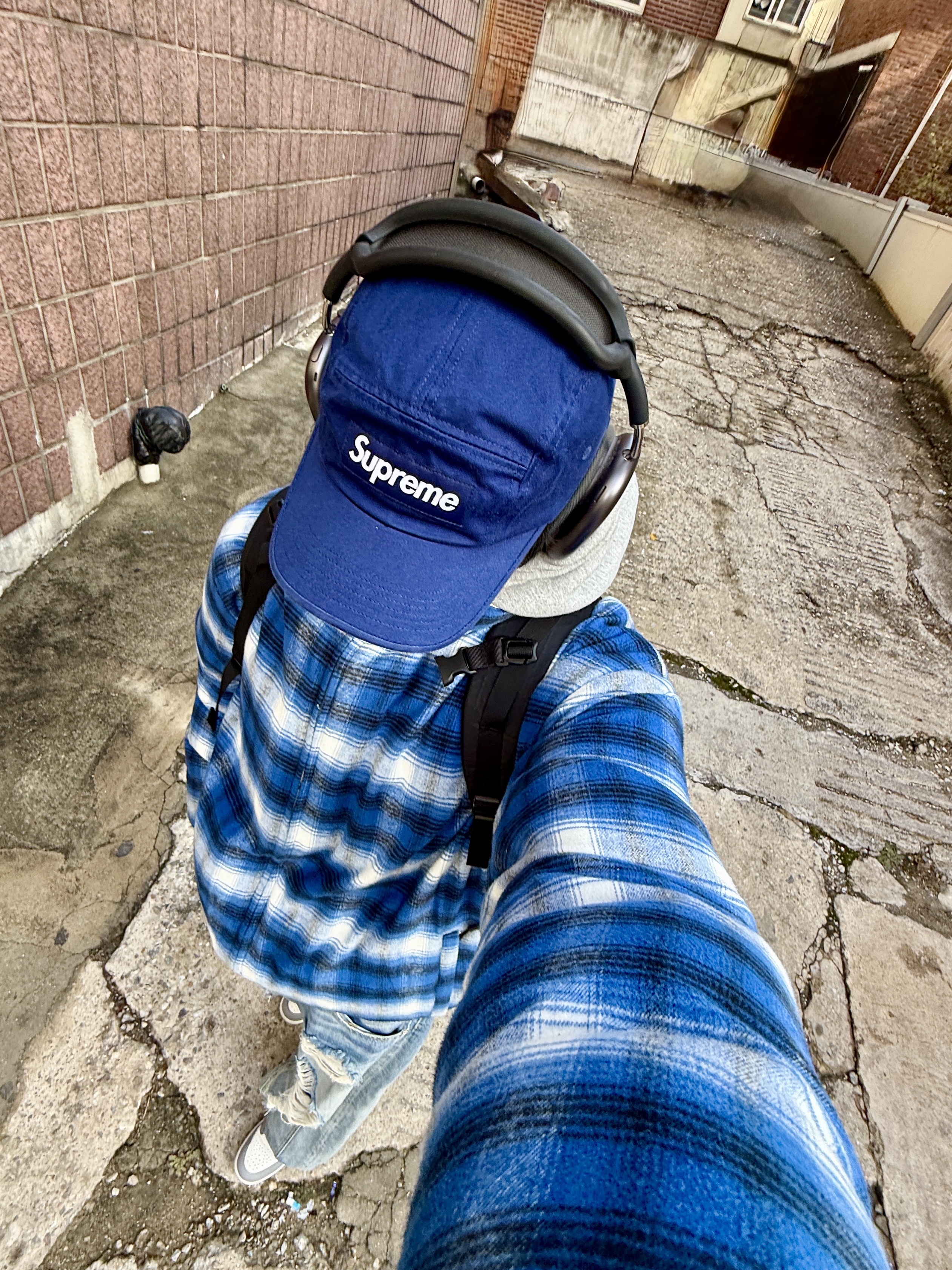 (W) Jordan 1 Mid Sail Stealth, Supreme Flannel Reversible Puffer Jacket Grey - 22FW 착용 스타일 - 3
