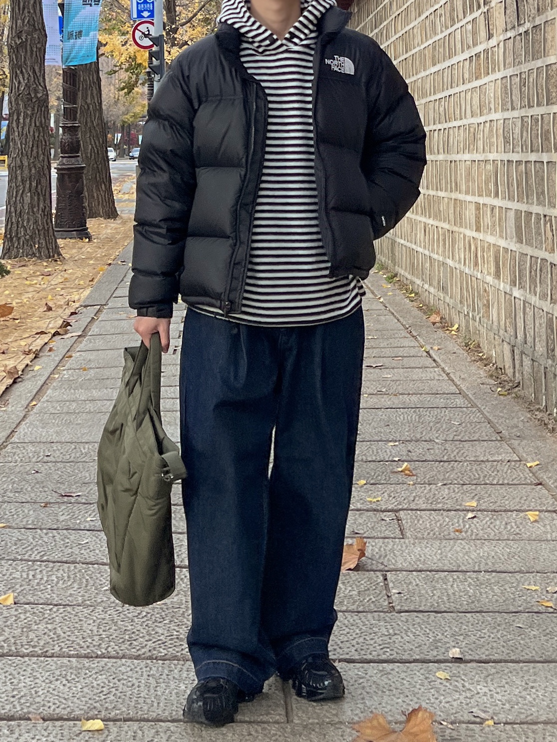 (W) Nike Shox TL Black and Max Orange, Uniqlo 2-Way Utility Bag Olive 착용 스타일 - 3