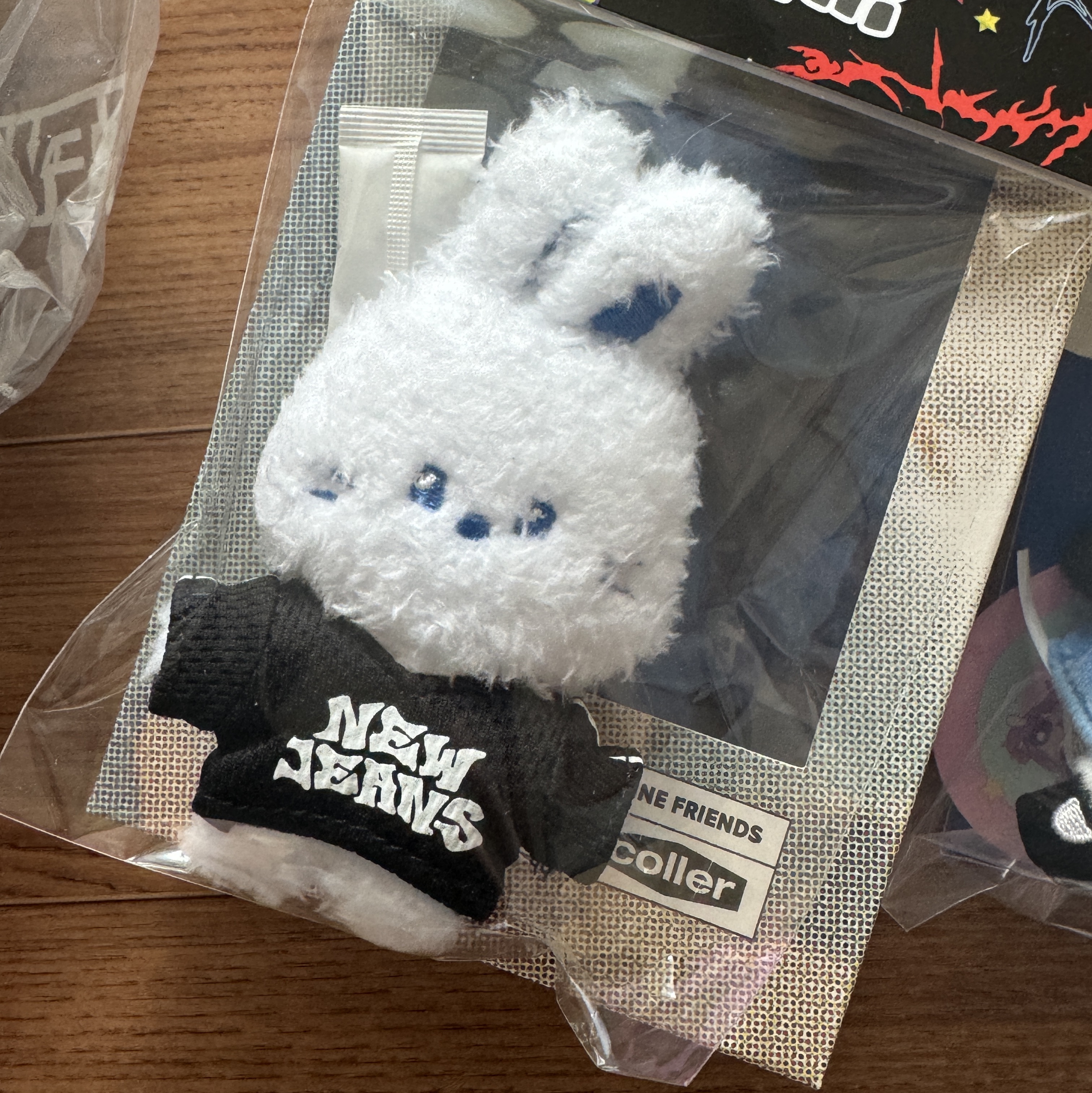 NewJeans Bunini Mini Costume Keyring White 착용 스타일