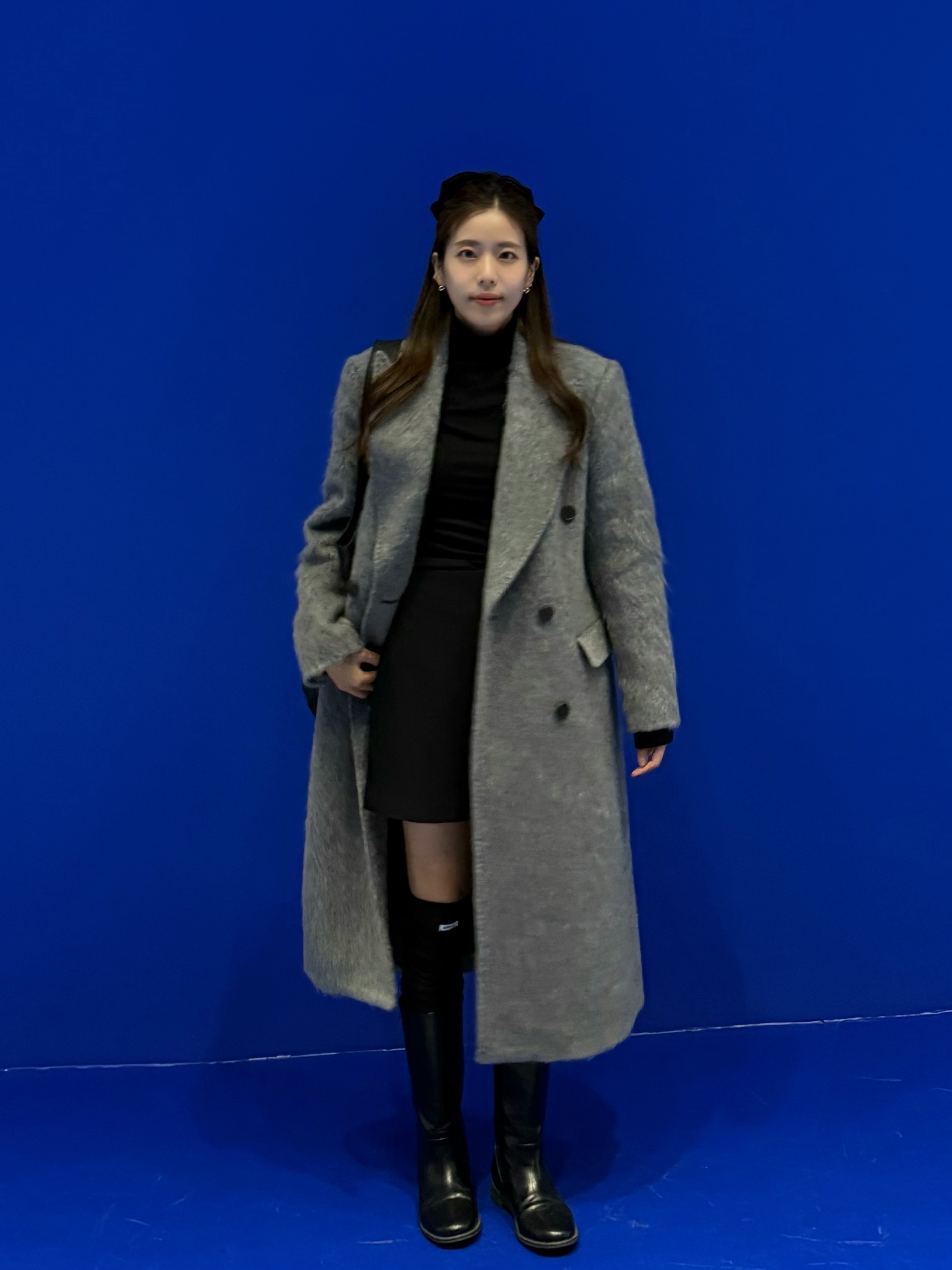 (W) Our Legacy DB Coat Wishkah Grey Hairy Alpaca, A.P.C. Ninon Tote Bag Black 착용 스타일 - 2