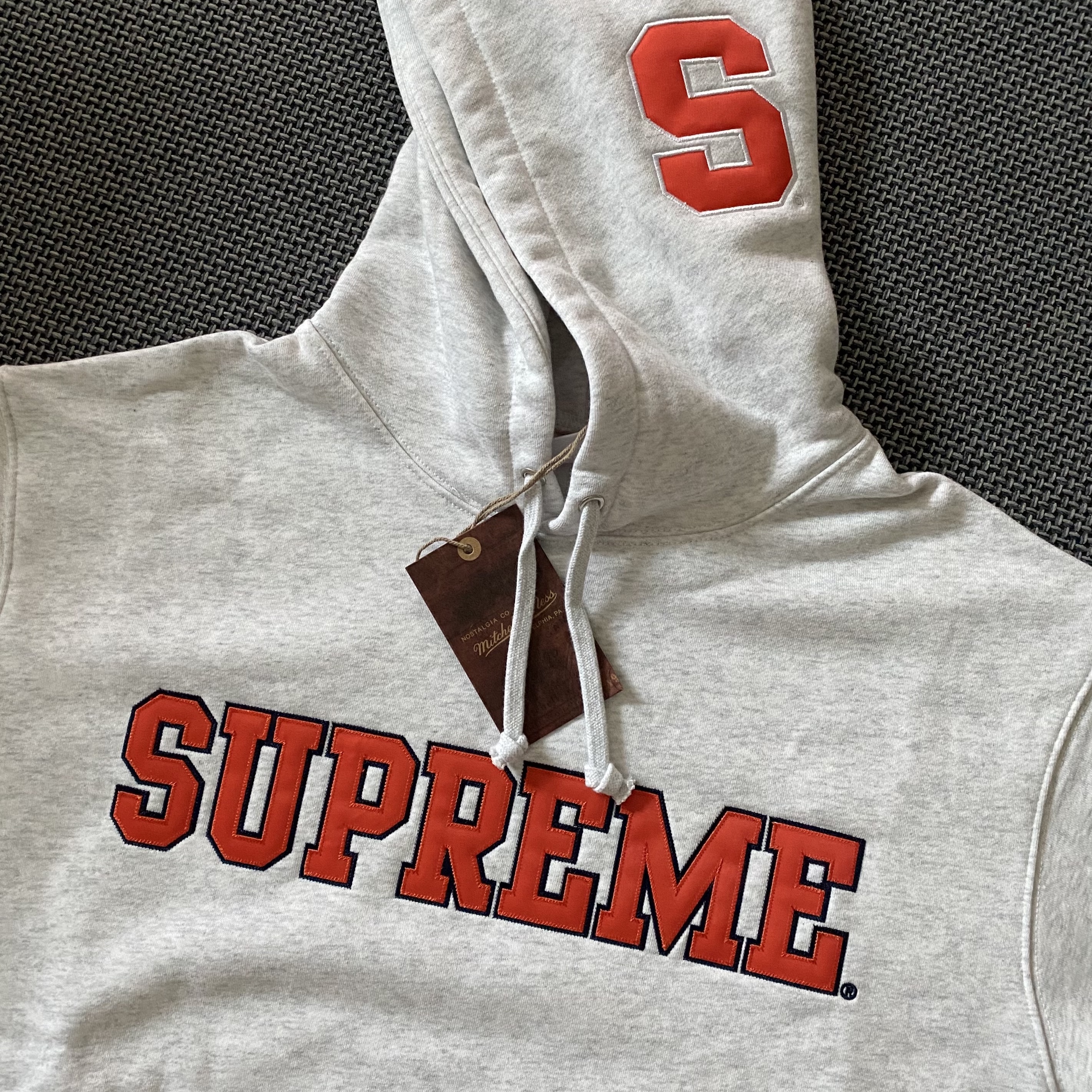 Supreme Mitchell & Ness NCAA Hooded Sweatshirt Ash Grey - 24FW 착용 스타일 - 1