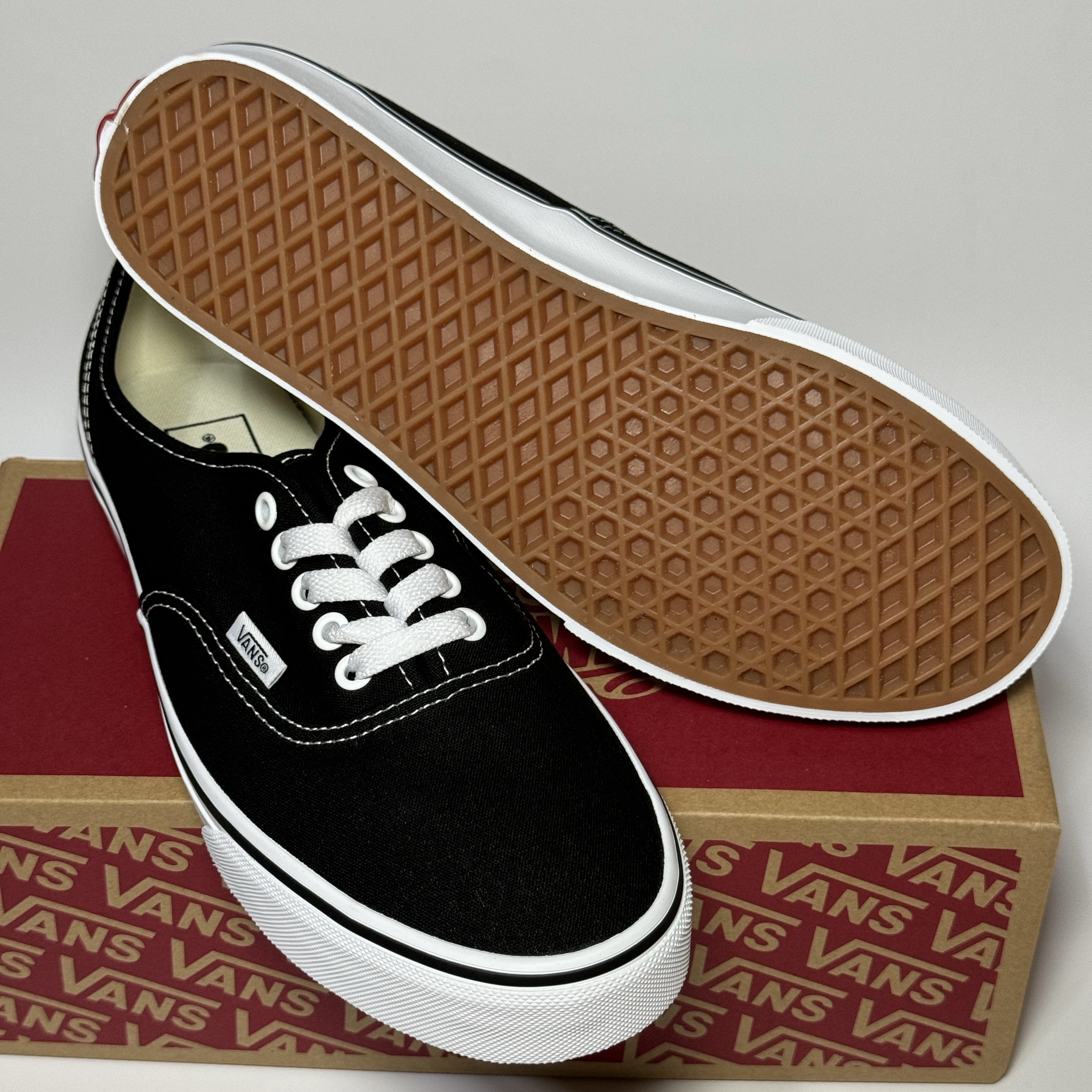 Vans Authentic Black White 착용 스타일 - 2
