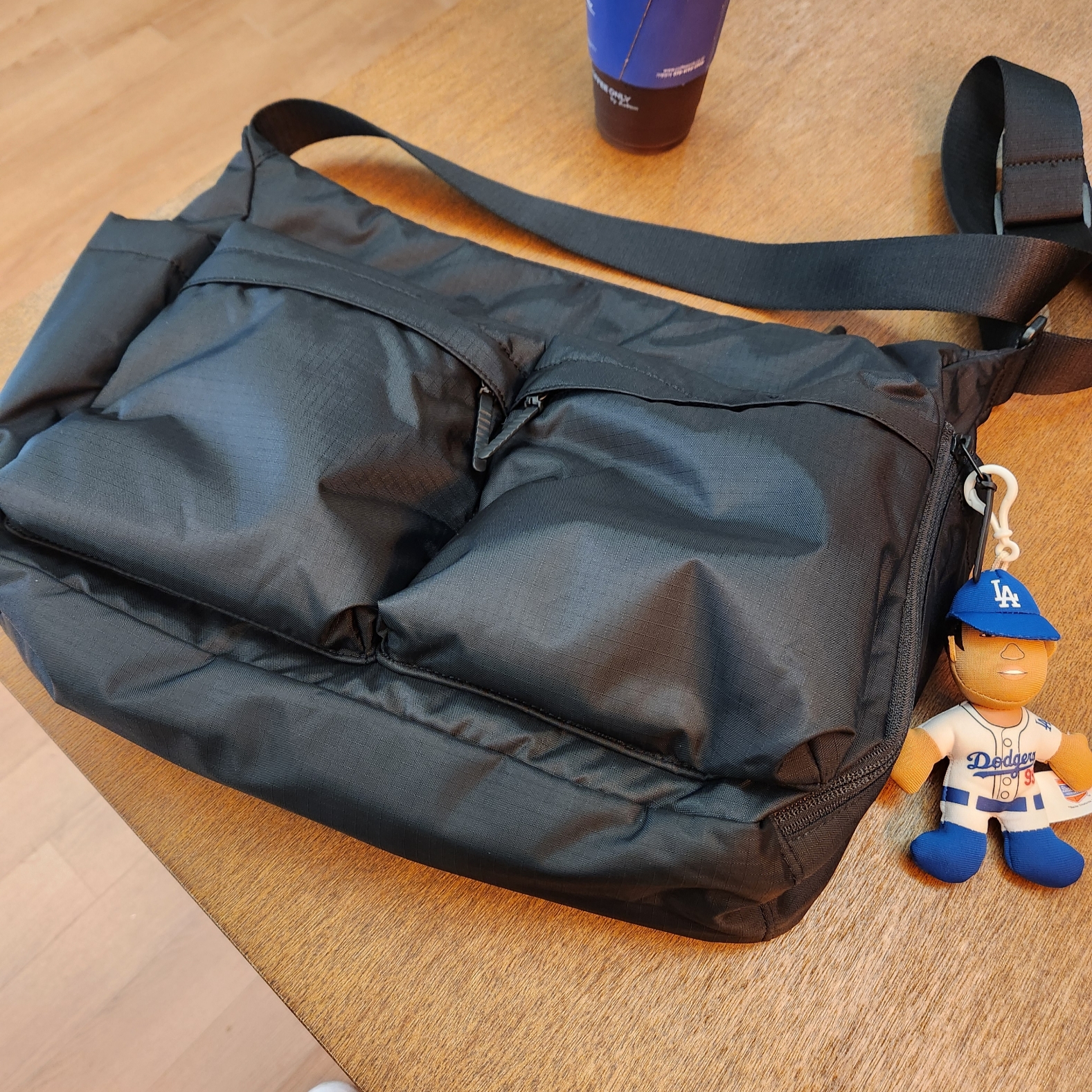 Uniqlo Multi Pocket Shoulder Bag Black, Nike x Sacai x Kaws Blazer Low Purple Dusk 착용 스타일 - 1
